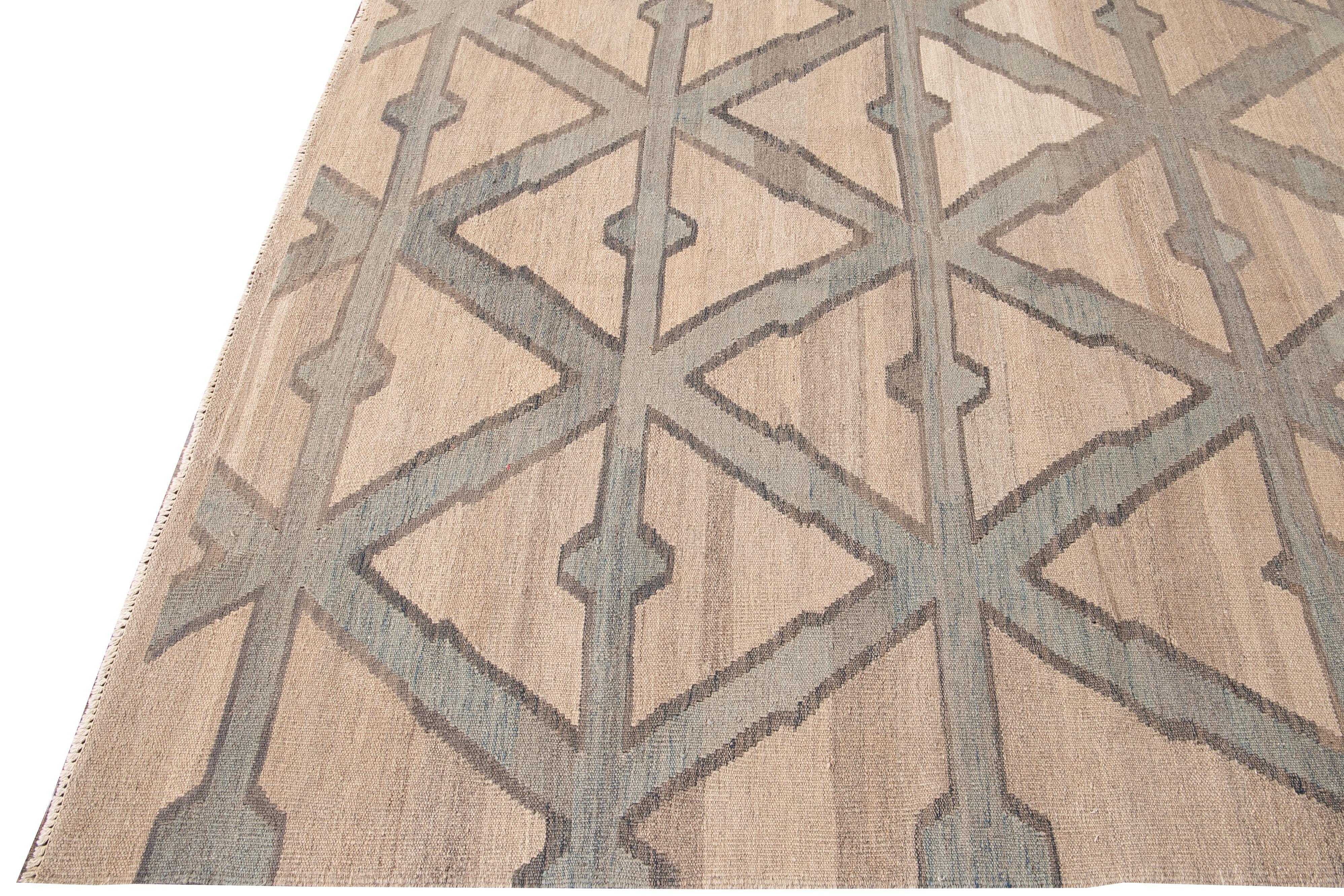 Noué à la main Tapis Kilim moderne beige à motif géométrique en laine tissé à plat en vente