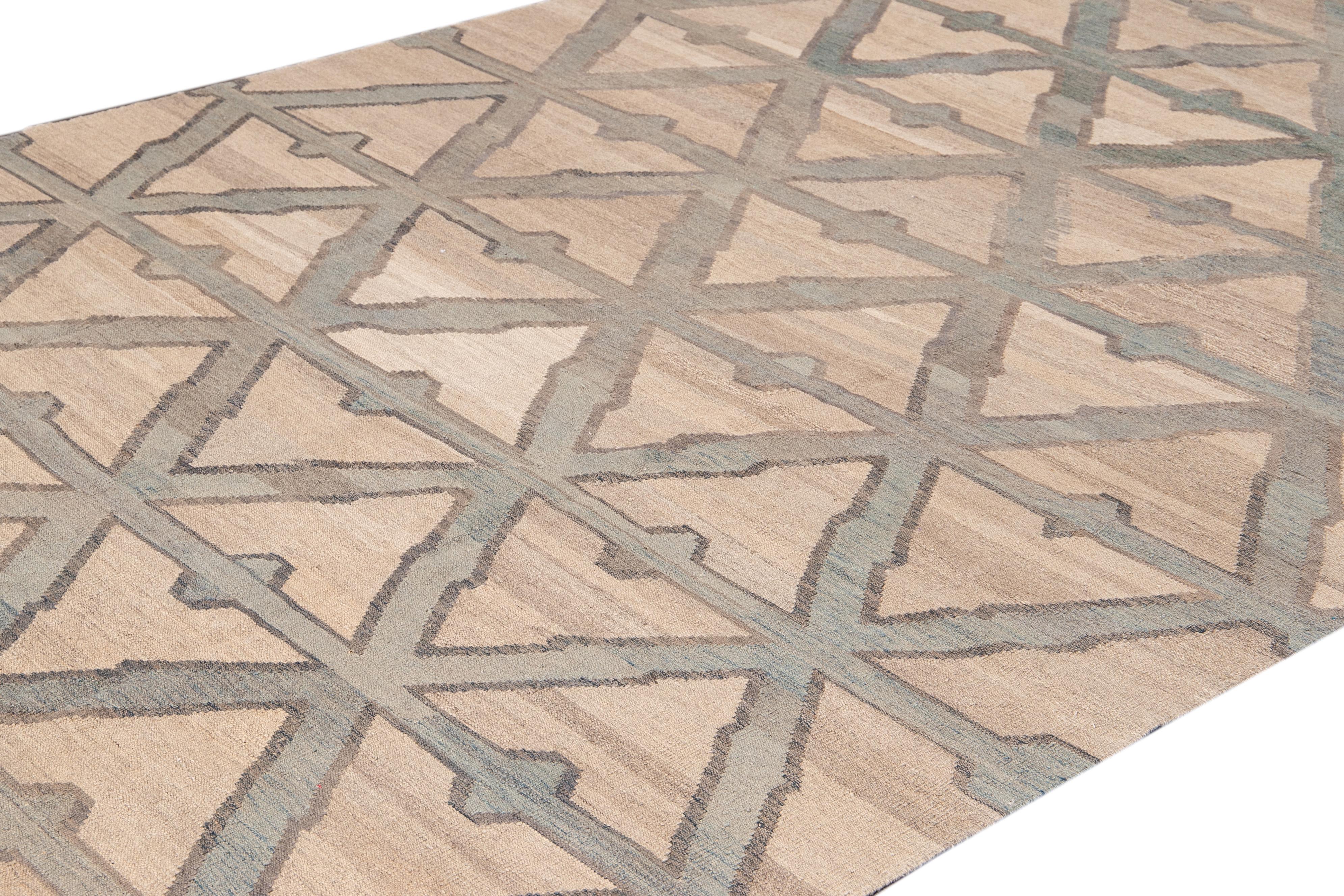 Modern Beige Kilim Flatweave Geometric Pattern Wool Rug In New Condition For Sale In Norwalk, CT