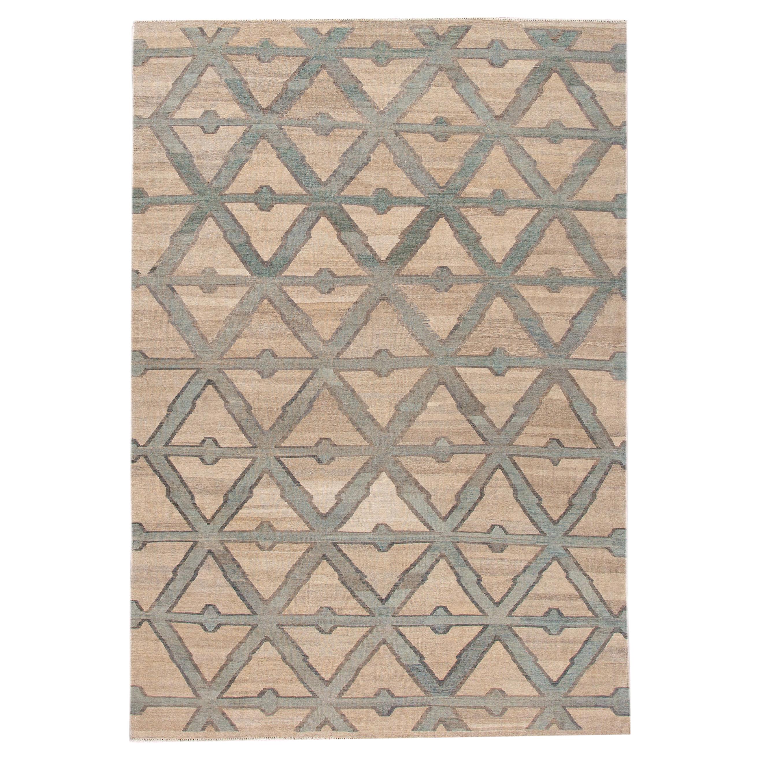 Moderner moderner beiger Wollteppich mit geometrischem Muster aus Kelim und Flachgewebe