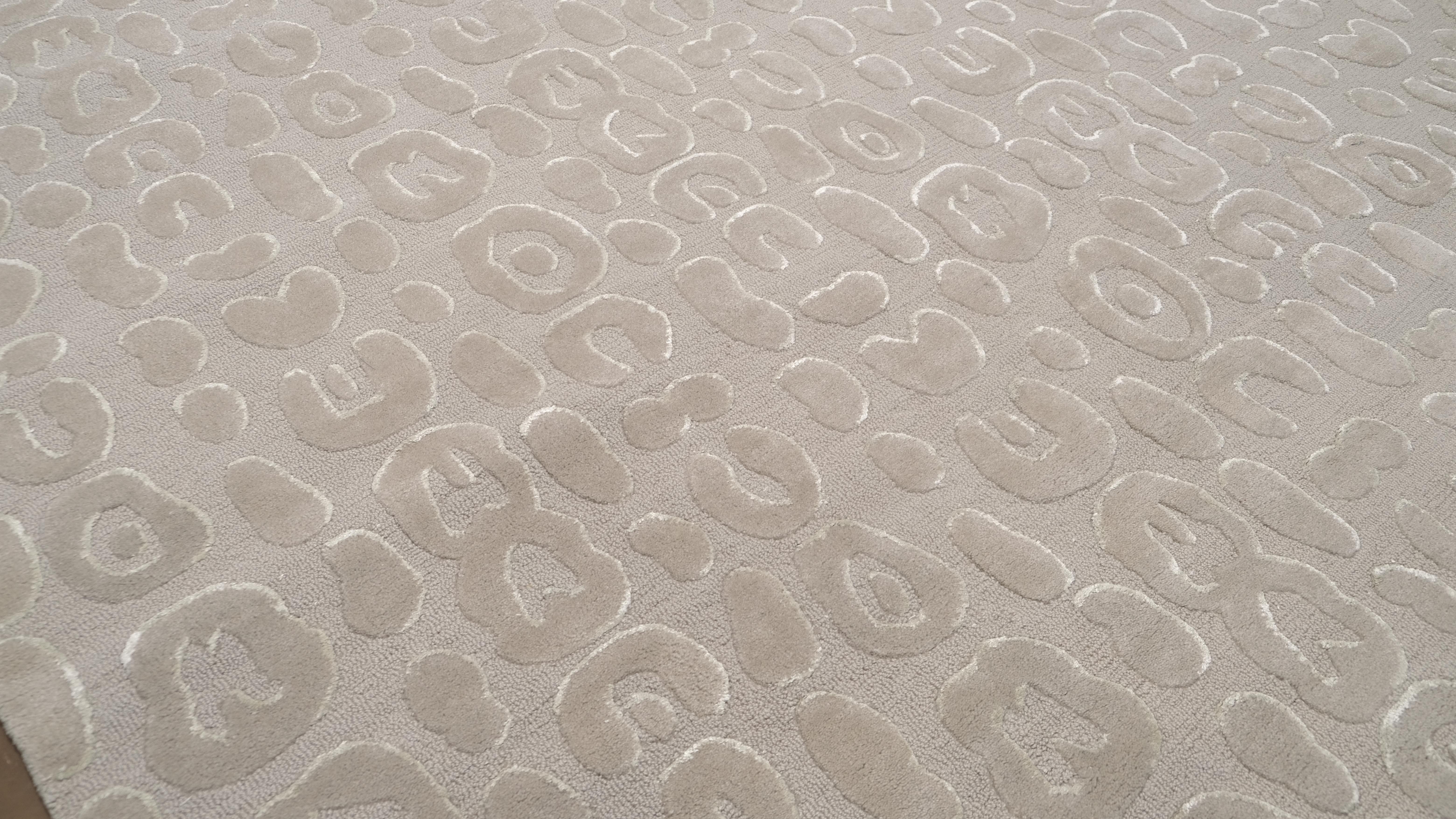 Moderne Tapis moderne en laine beige à motif léopard fait à la main 9'x12' en vente