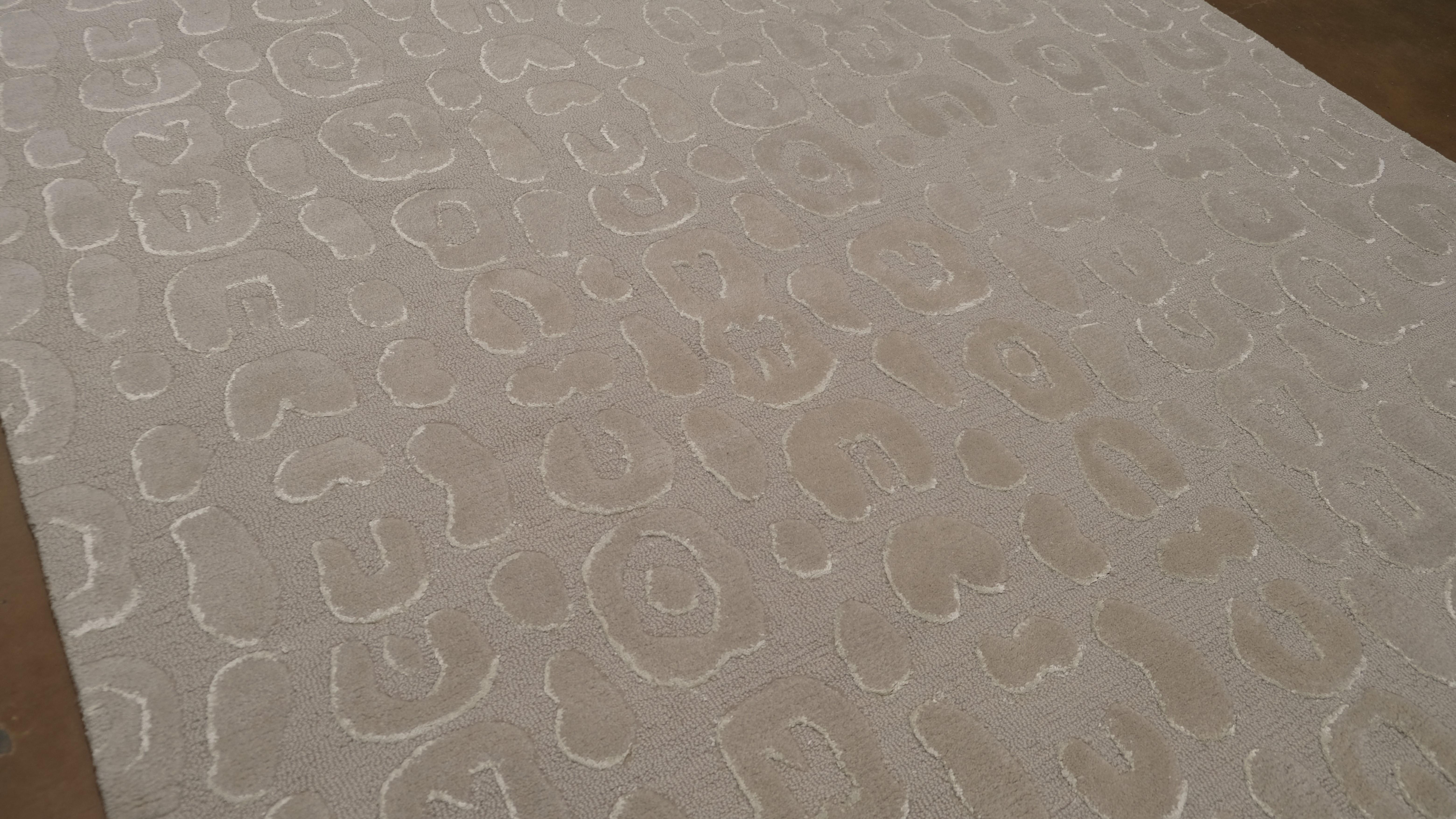 Laine Tapis moderne en laine beige à motif léopard fait à la main 9'x12' en vente