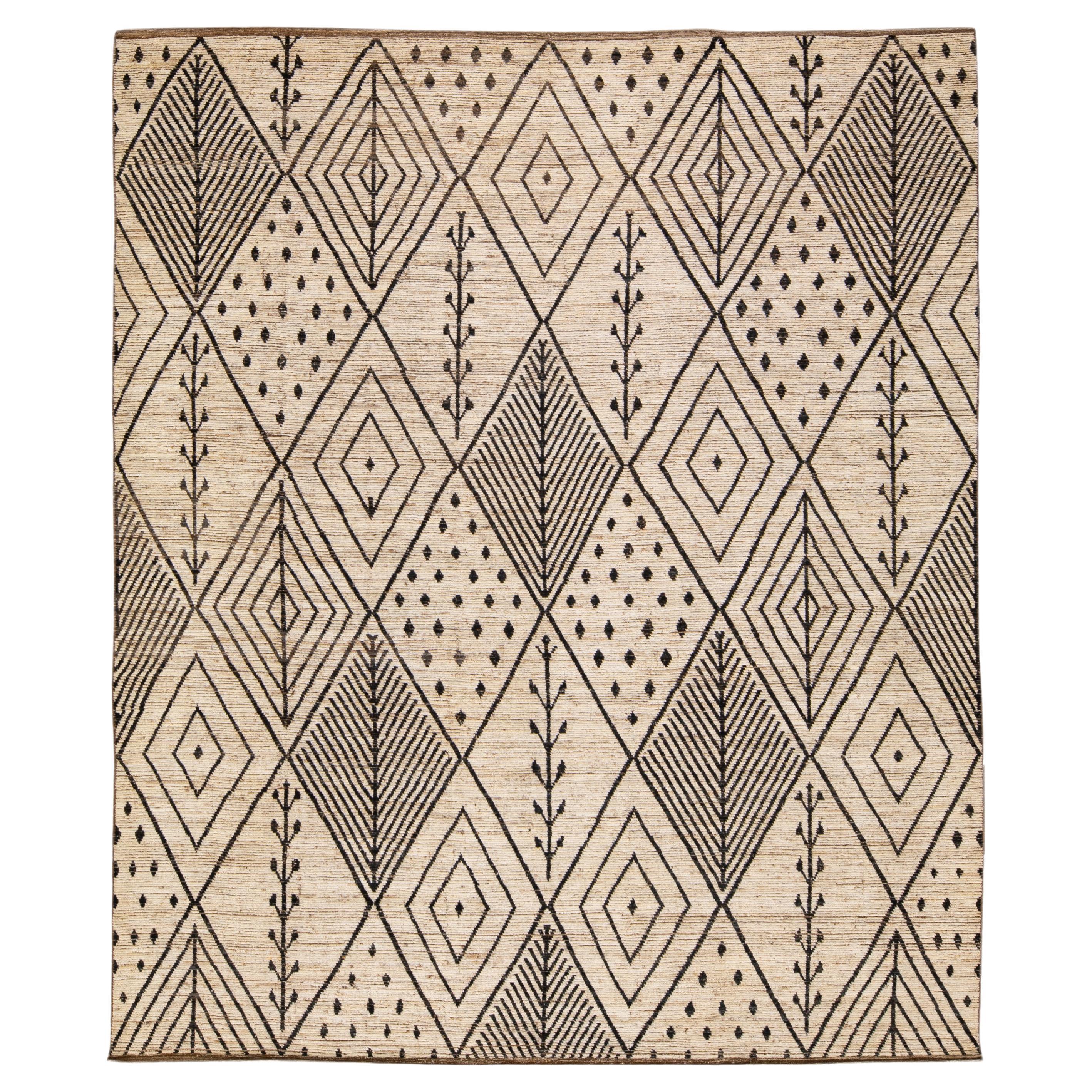 Tapis moderne en laine beige de style marocain Boho, fait à la main et conçu surdimensionné