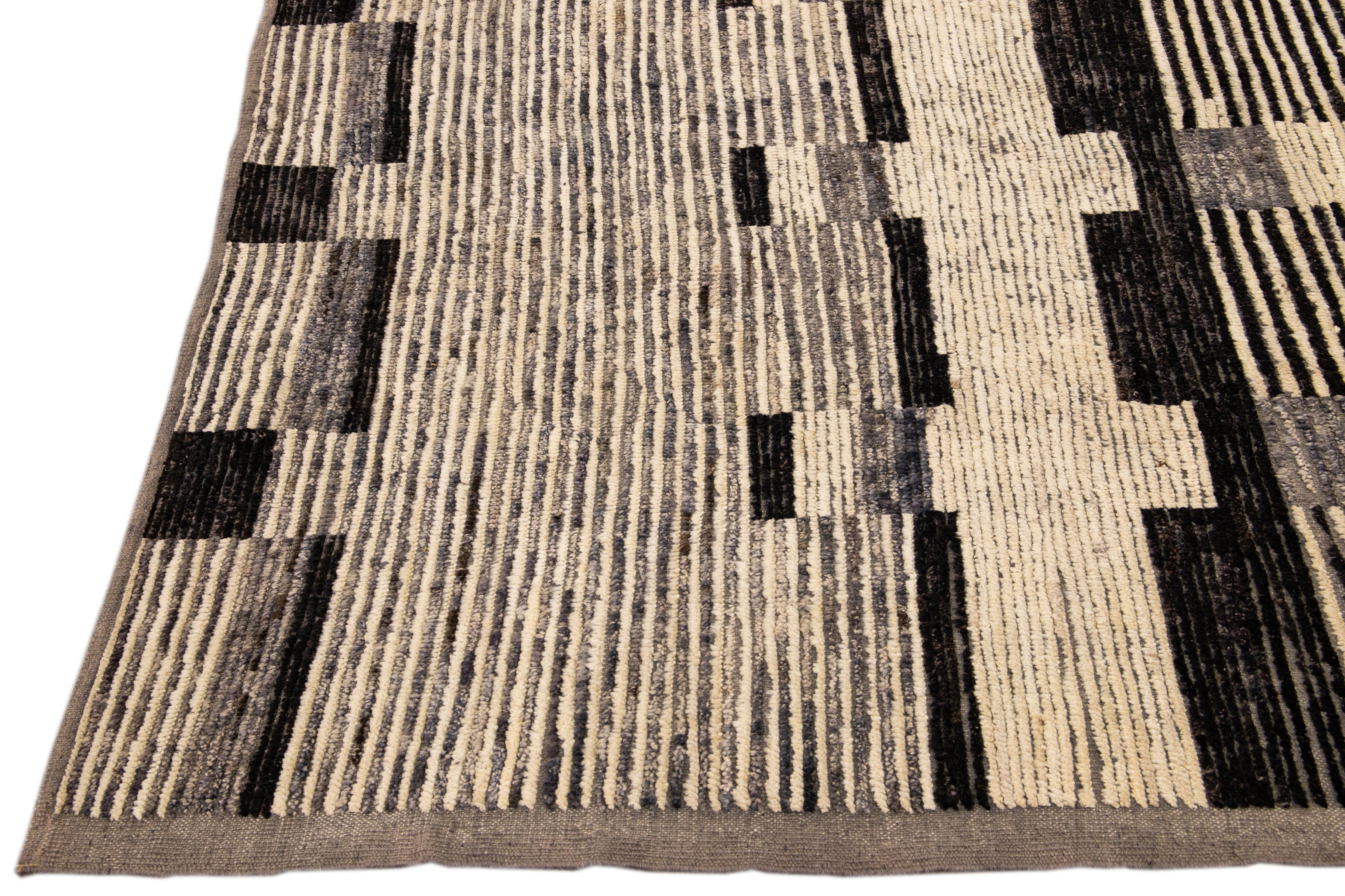 Moderner moderner beigefarbener handgefertigter Wollteppich im marokkanischen Stil in Braun mit geometrischem Muster (Afghanisch) im Angebot