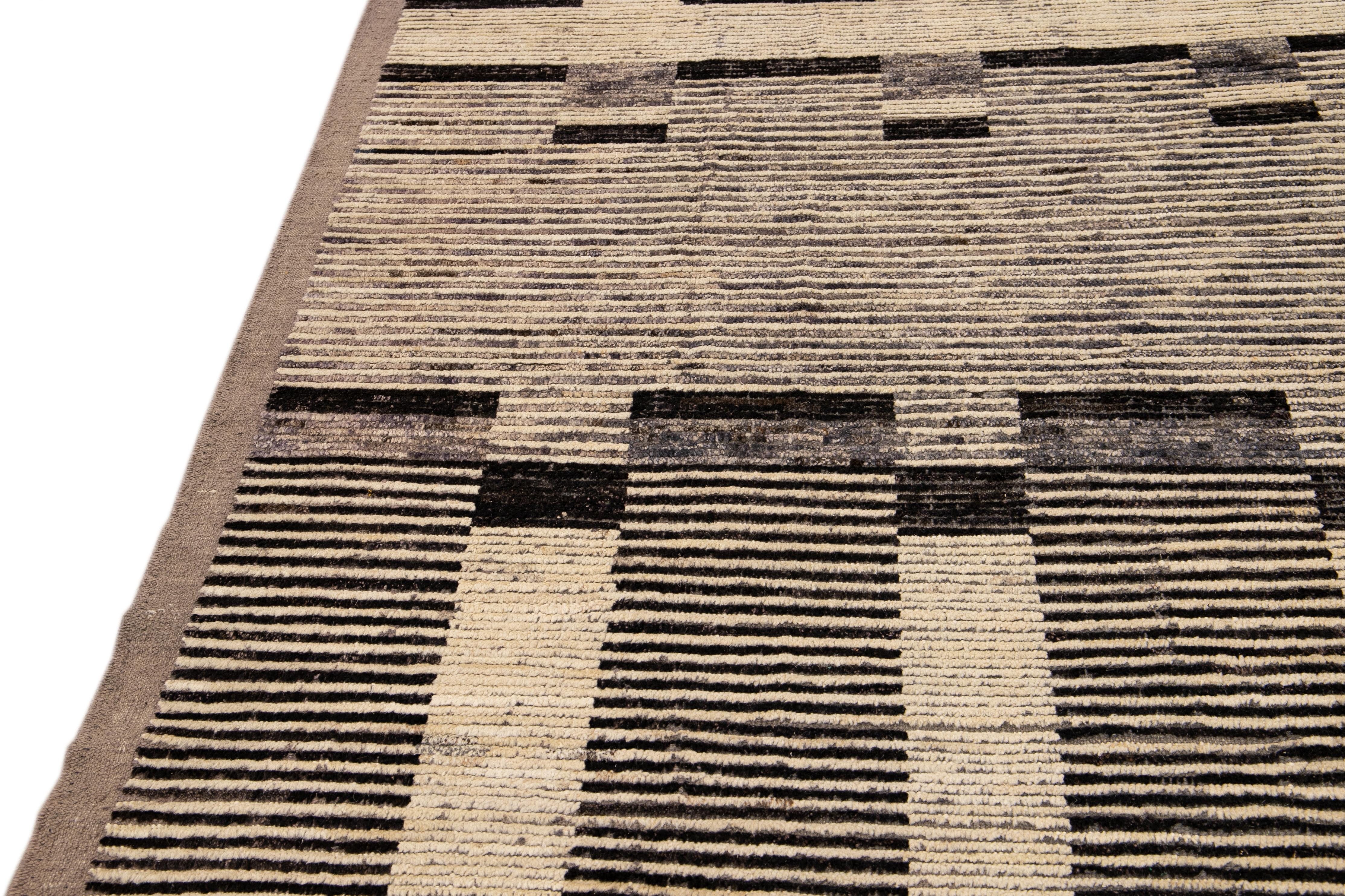 Moderner moderner beigefarbener handgefertigter Wollteppich im marokkanischen Stil in Braun mit geometrischem Muster im Zustand „Neu“ im Angebot in Norwalk, CT