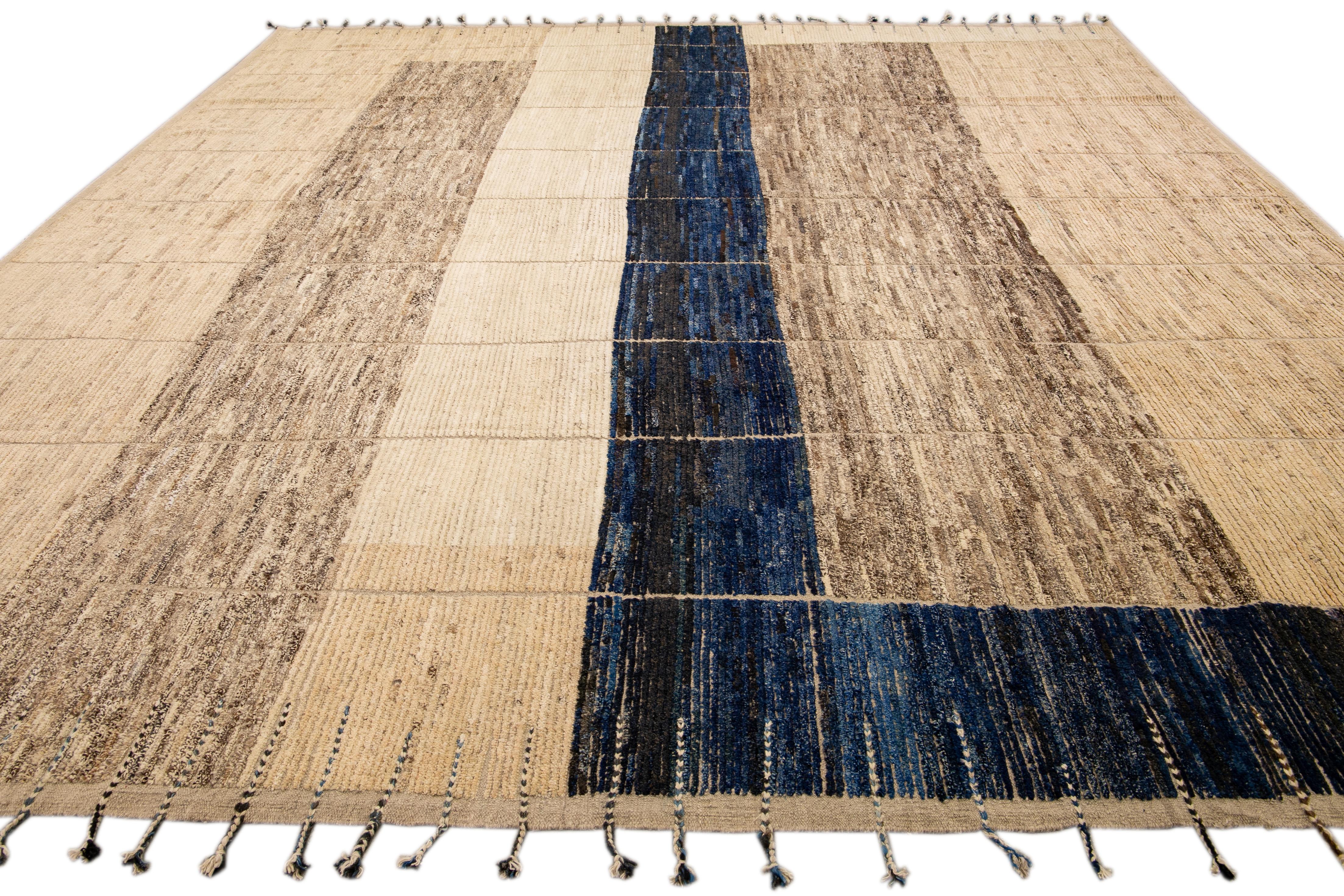 Moderner moderner beiger handgefertigter Boho-Wollteppich im marokkanischen Stil mit geometrischem Muster (Handgeknüpft) im Angebot