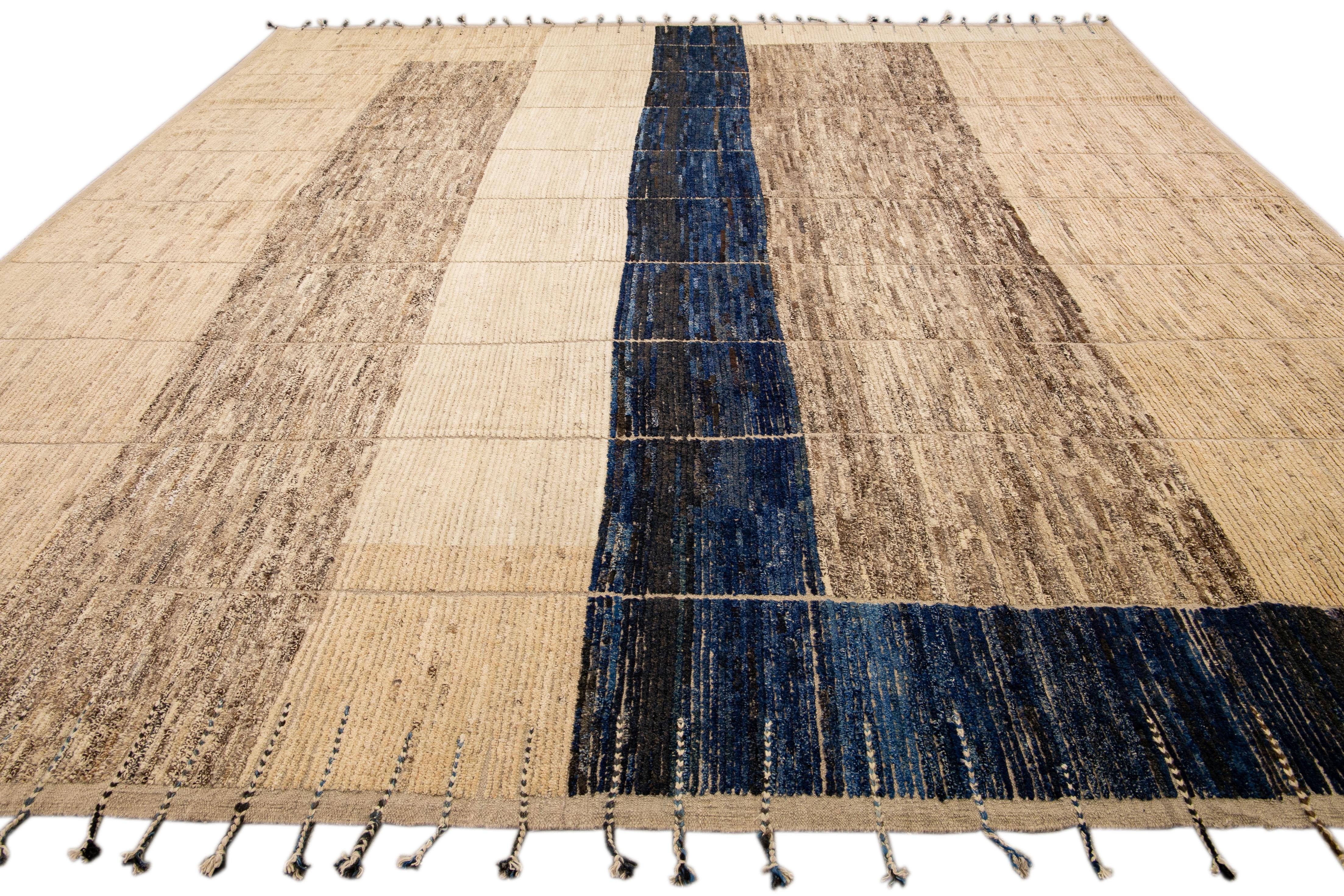 Noué à la main Tapis carré en laine Boho moderne beige de style marocain, fait à la main et conçu de manière géométrique en vente