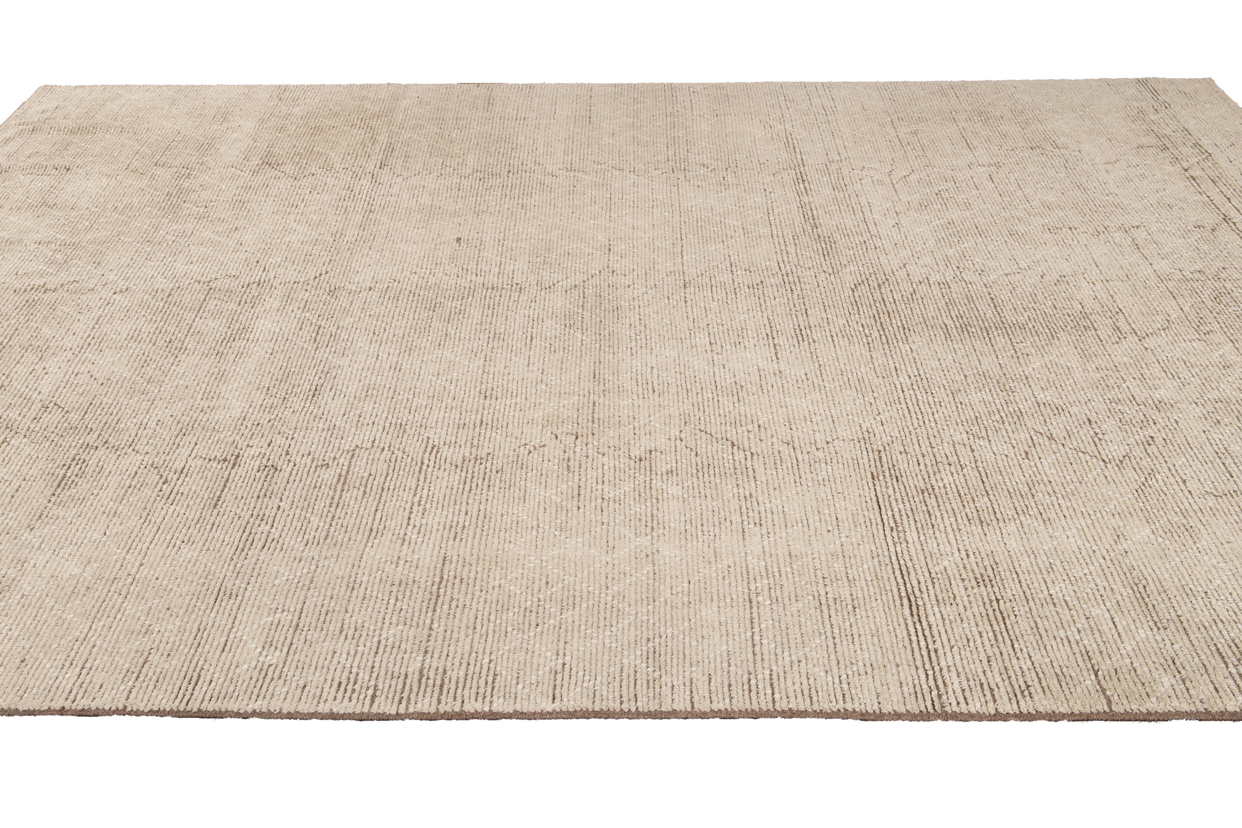 Moderner moderner beiger Wollteppich im marokkanischen Stil im Angebot 3
