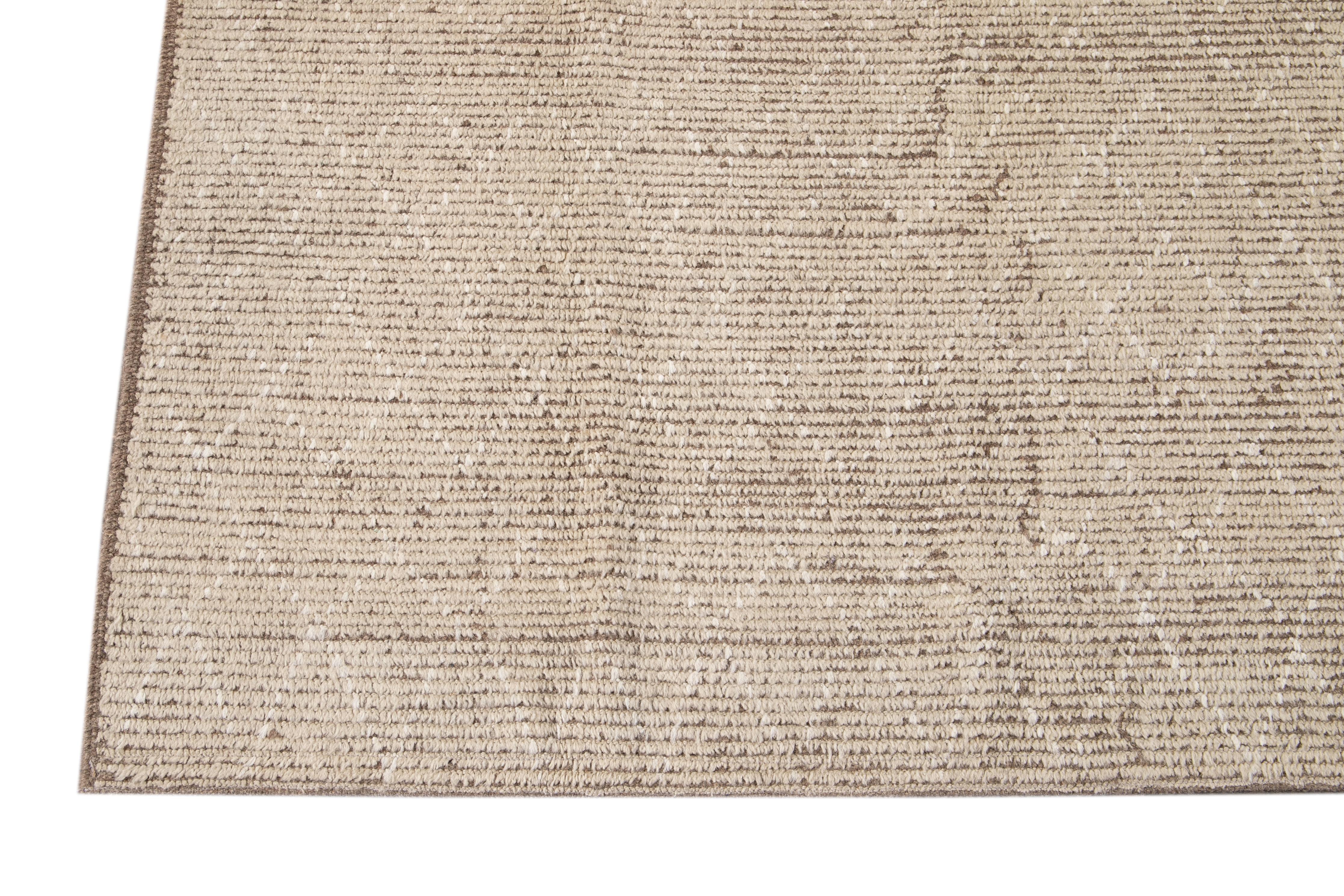 Moderner moderner beiger Wollteppich im marokkanischen Stil im Angebot 4