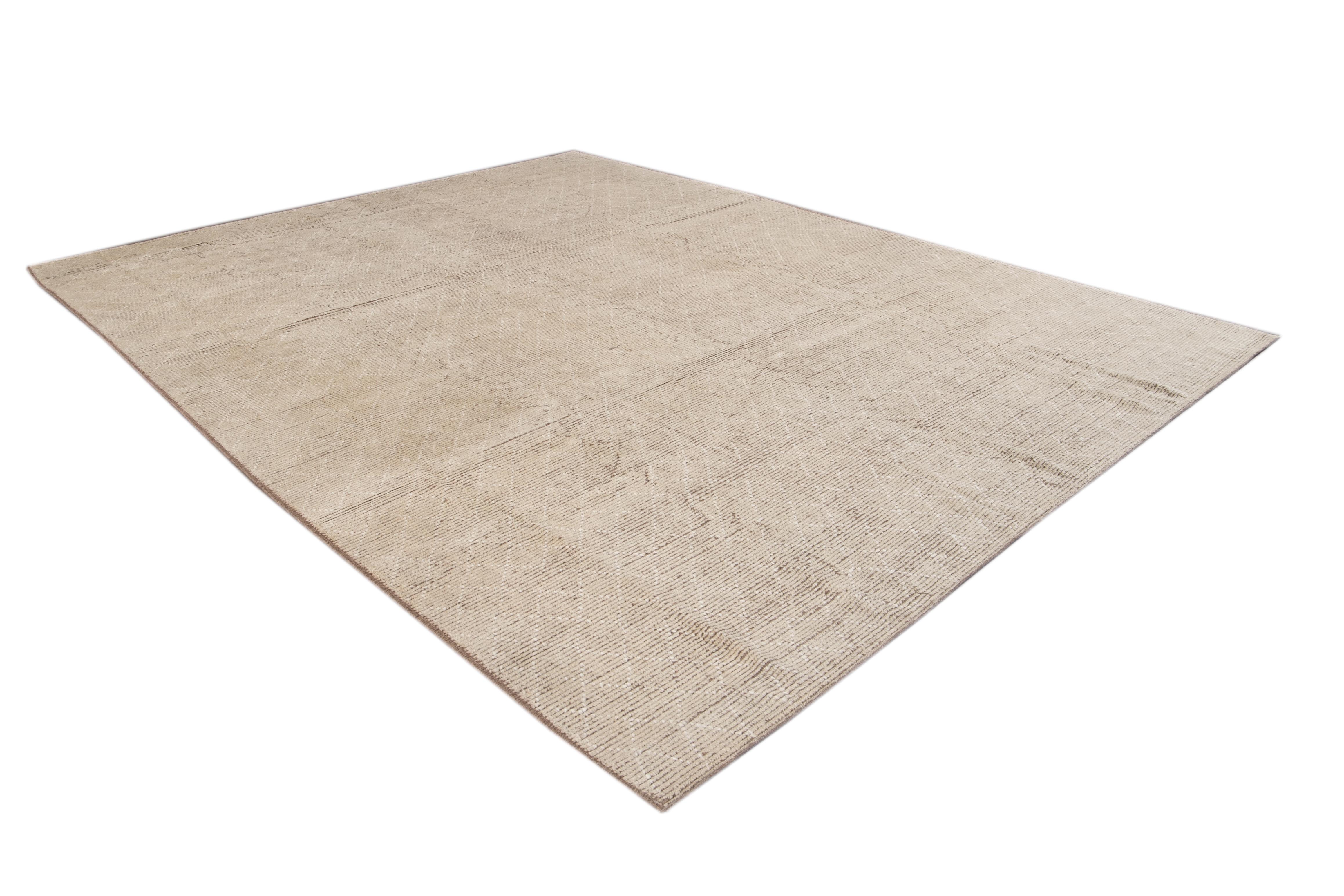 Moderner moderner beiger Wollteppich im marokkanischen Stil im Angebot 5