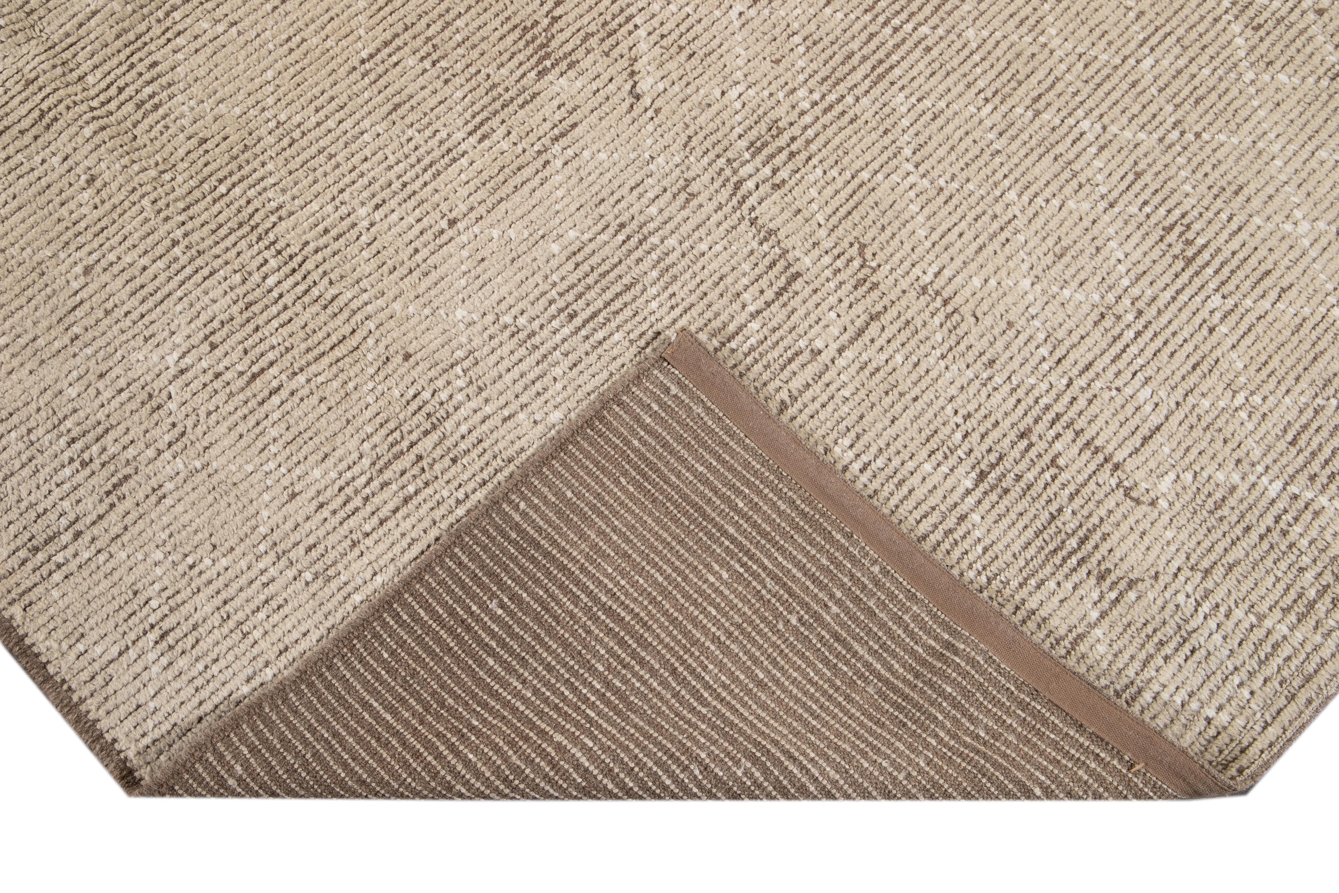 Moderner moderner beiger Wollteppich im marokkanischen Stil im Angebot 6