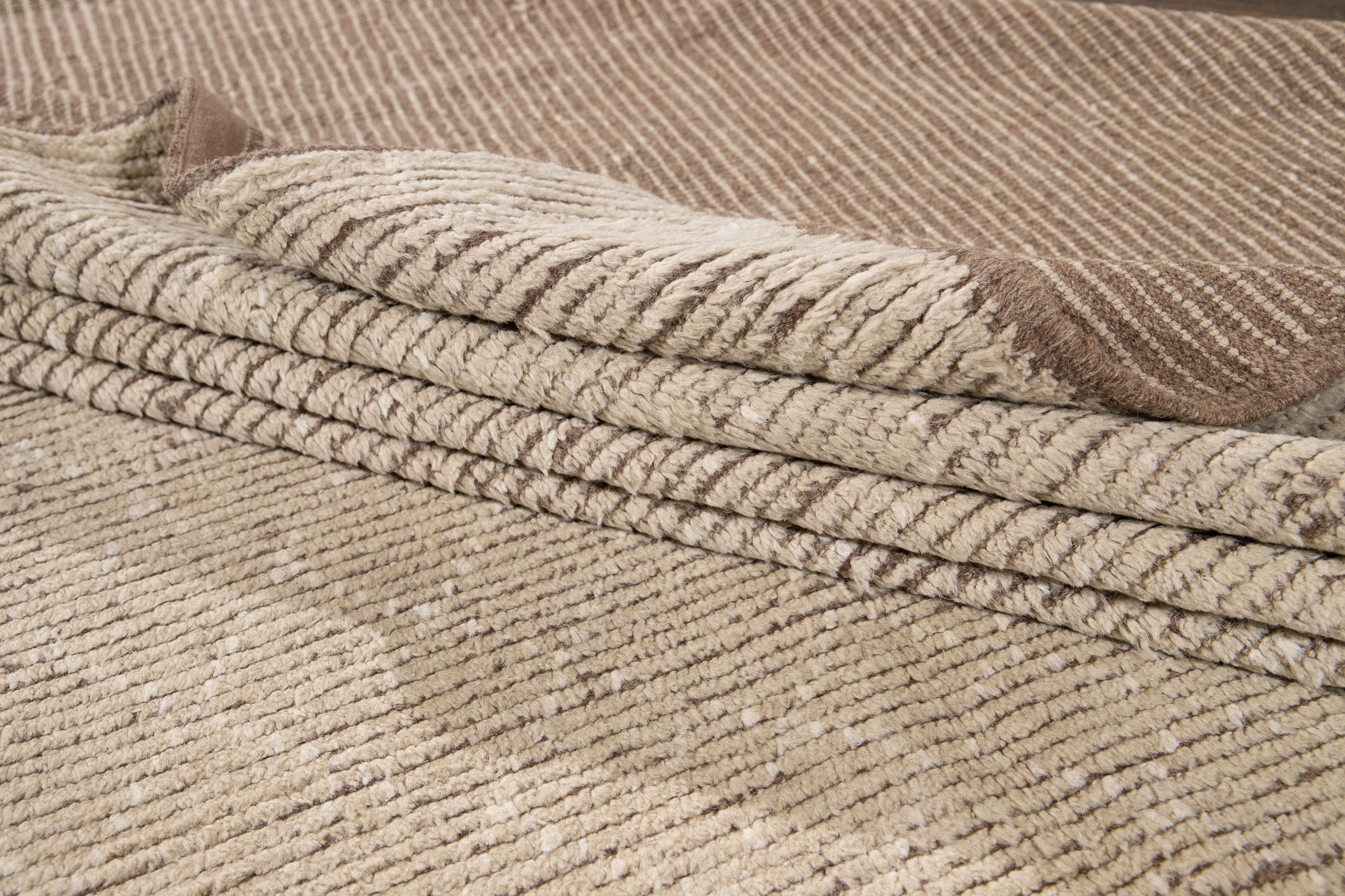 Moderner moderner beiger Wollteppich im marokkanischen Stil im Angebot 7
