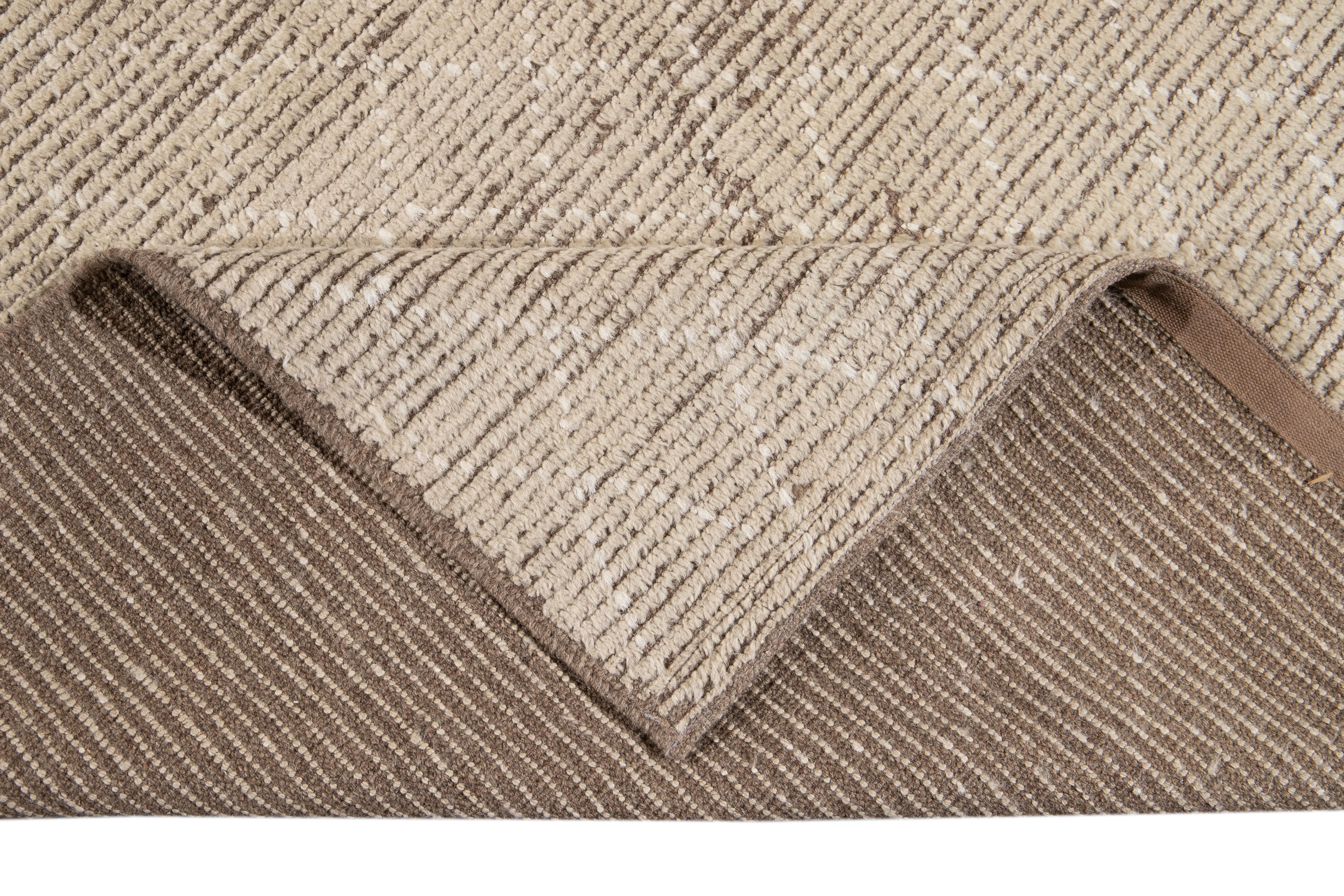 Moderner moderner beiger Wollteppich im marokkanischen Stil (Handgeknüpft) im Angebot