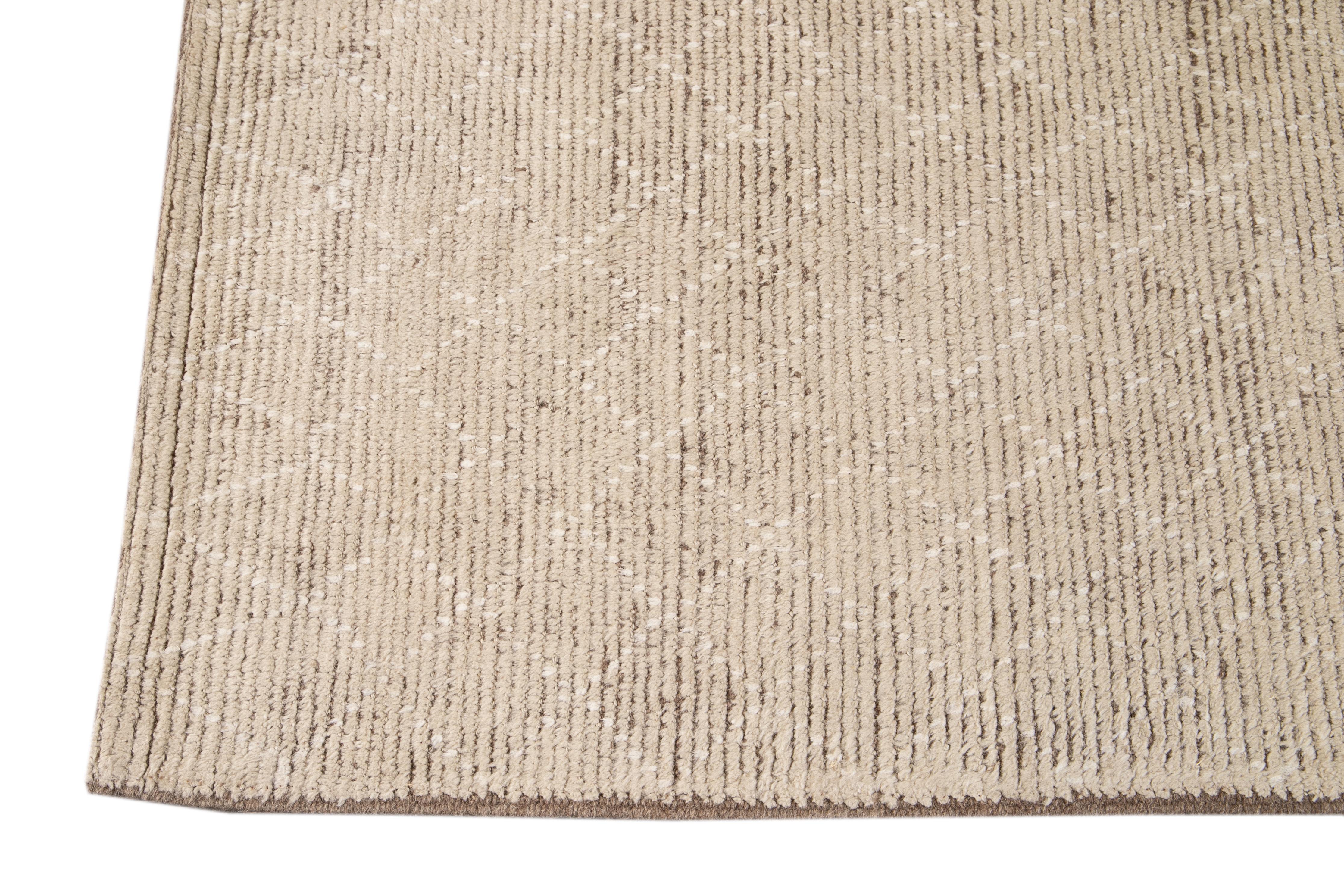 Moderner moderner beiger Wollteppich im marokkanischen Stil im Zustand „Neu“ im Angebot in Norwalk, CT