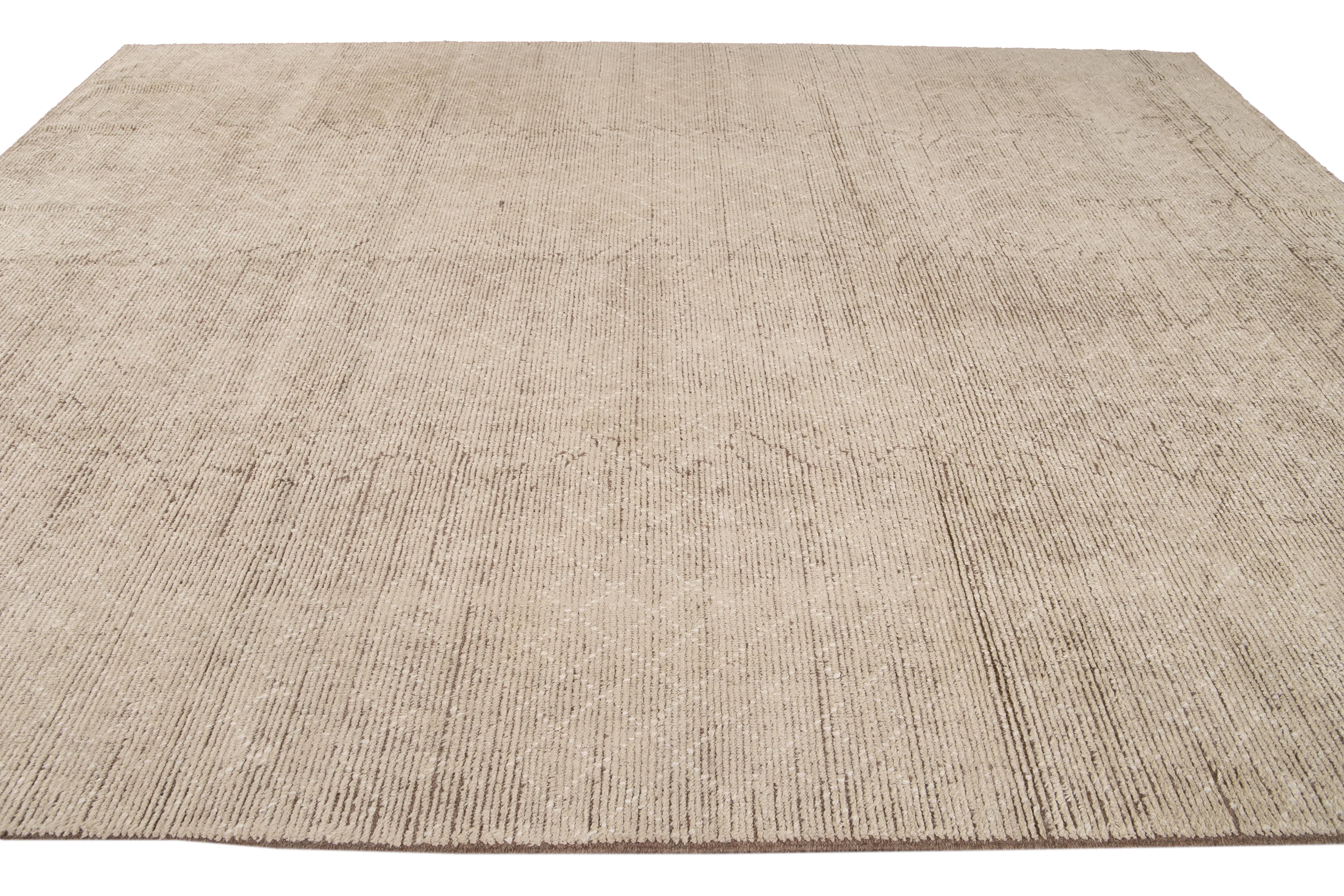 Moderner moderner beiger Wollteppich im marokkanischen Stil (Wolle) im Angebot