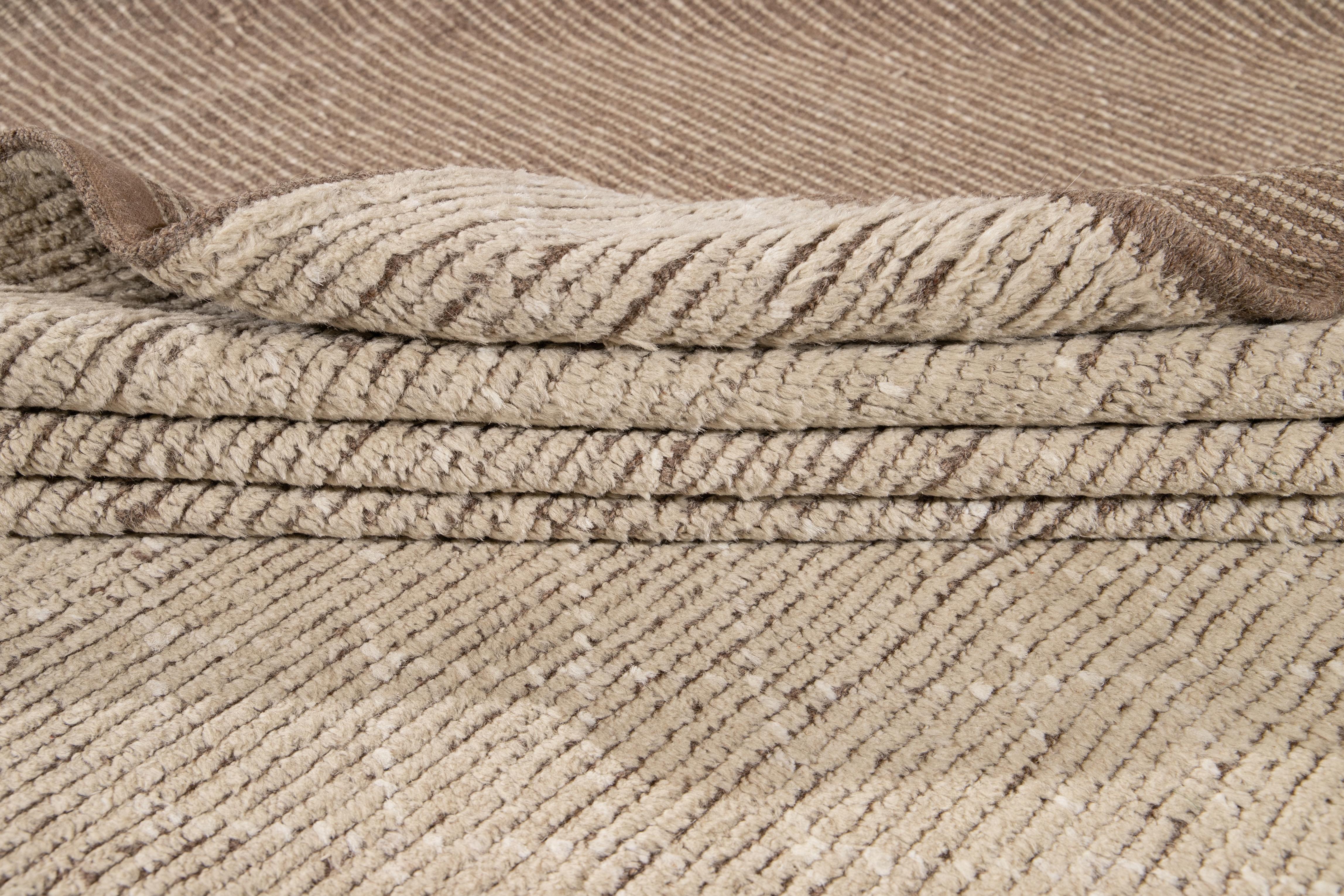 Moderner moderner beiger Wollteppich im marokkanischen Stil im Angebot 1