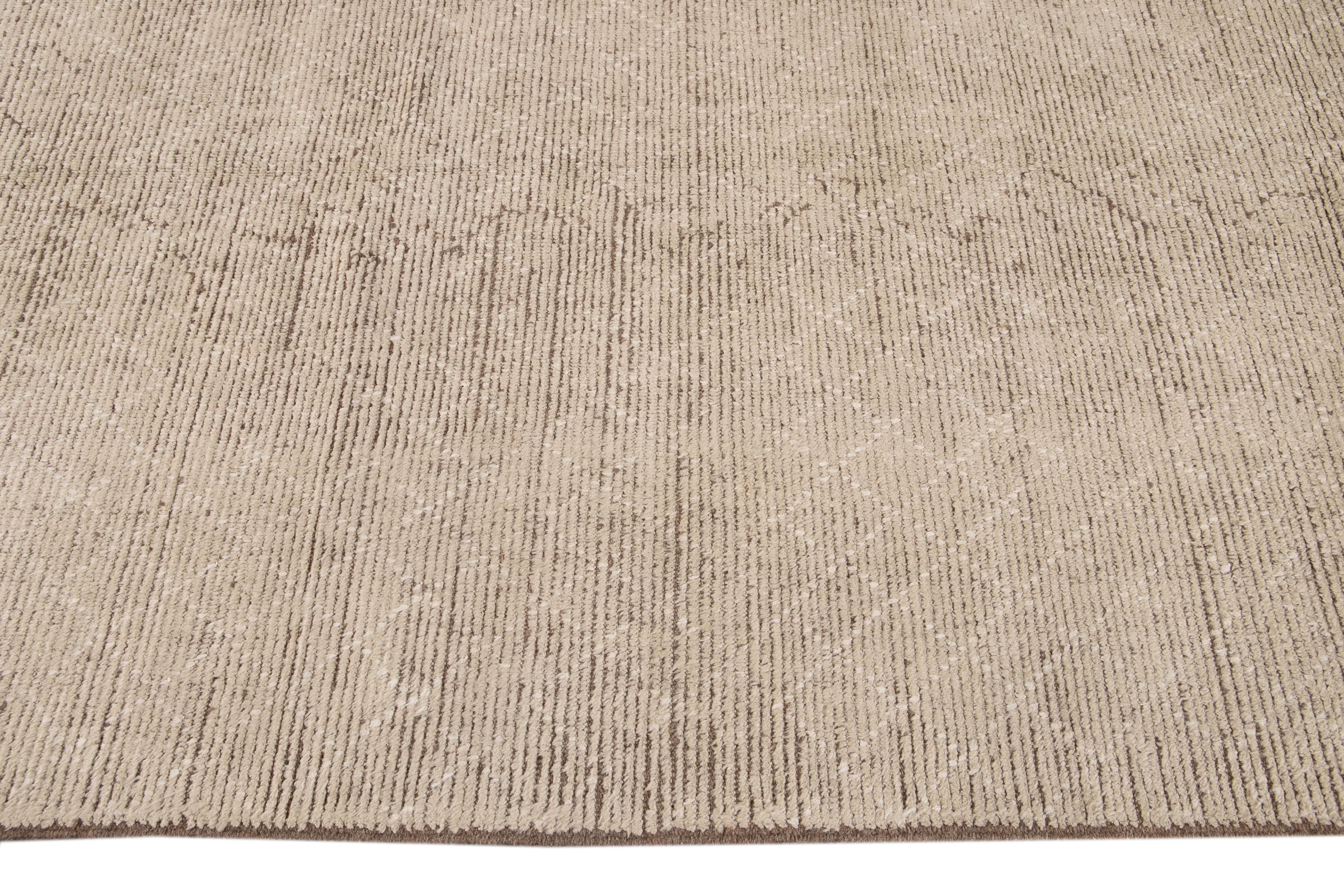 Moderner moderner beiger Wollteppich im marokkanischen Stil im Angebot 2