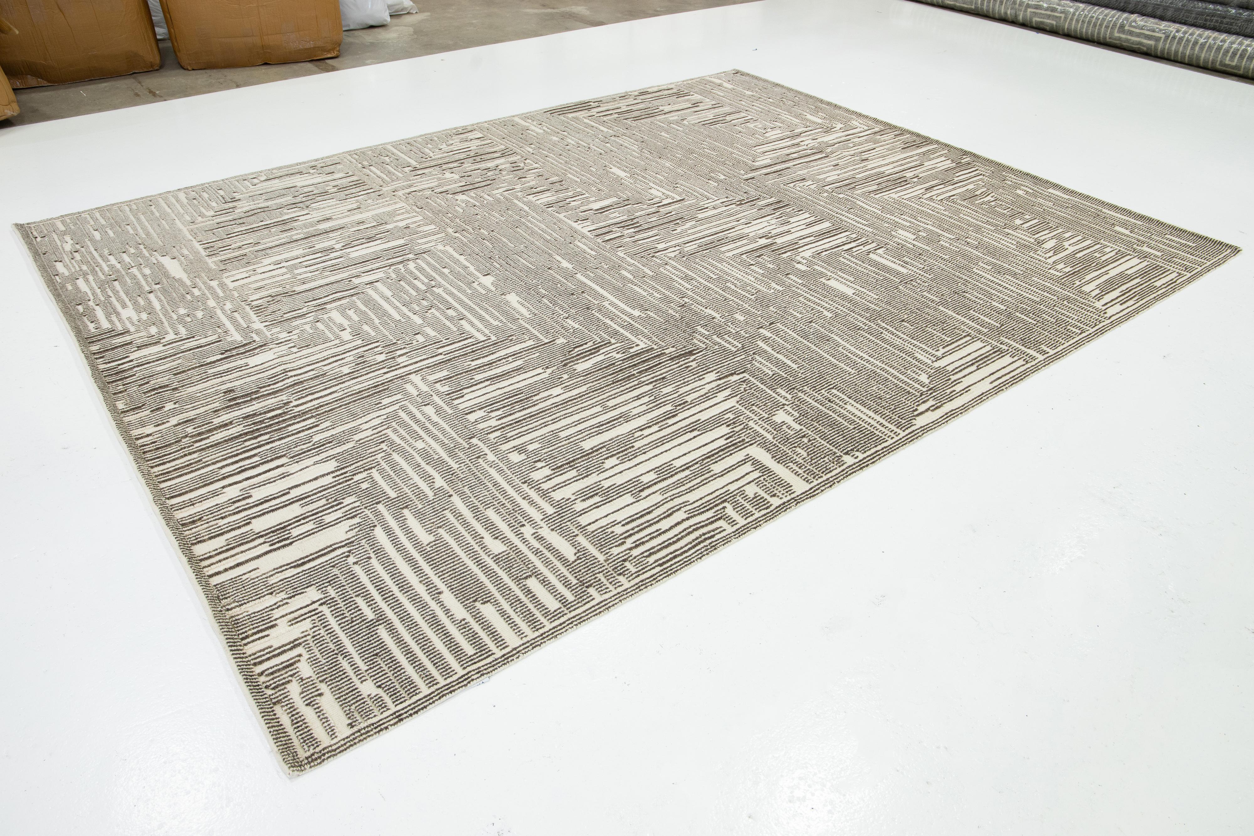 Moderner beiger Wollteppich im marokkanischen Stil in Beige mit abstraktem Design von Apadana (Indisch) im Angebot