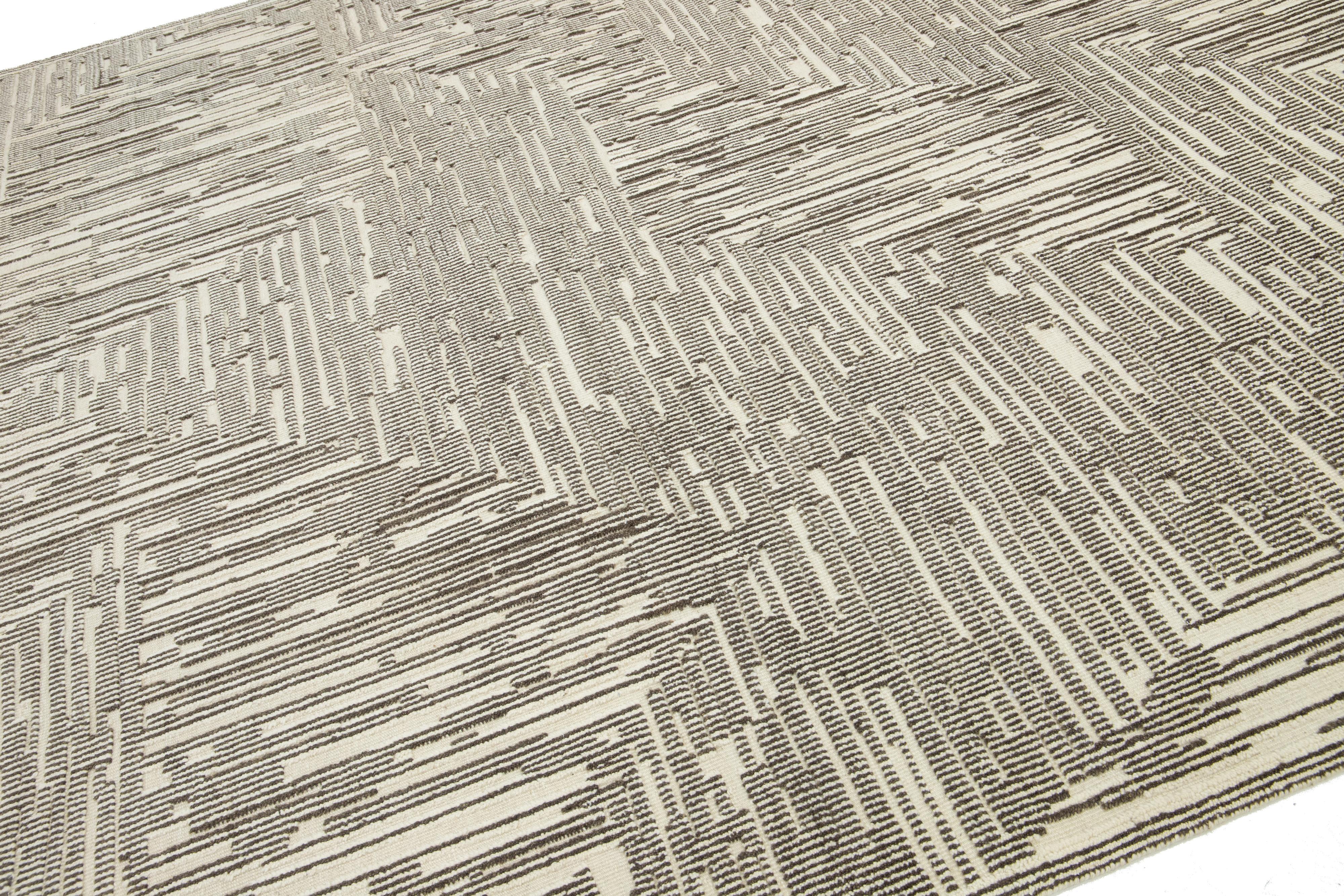 Moderner beiger Wollteppich im marokkanischen Stil in Beige mit abstraktem Design von Apadana (Handgeknüpft) im Angebot
