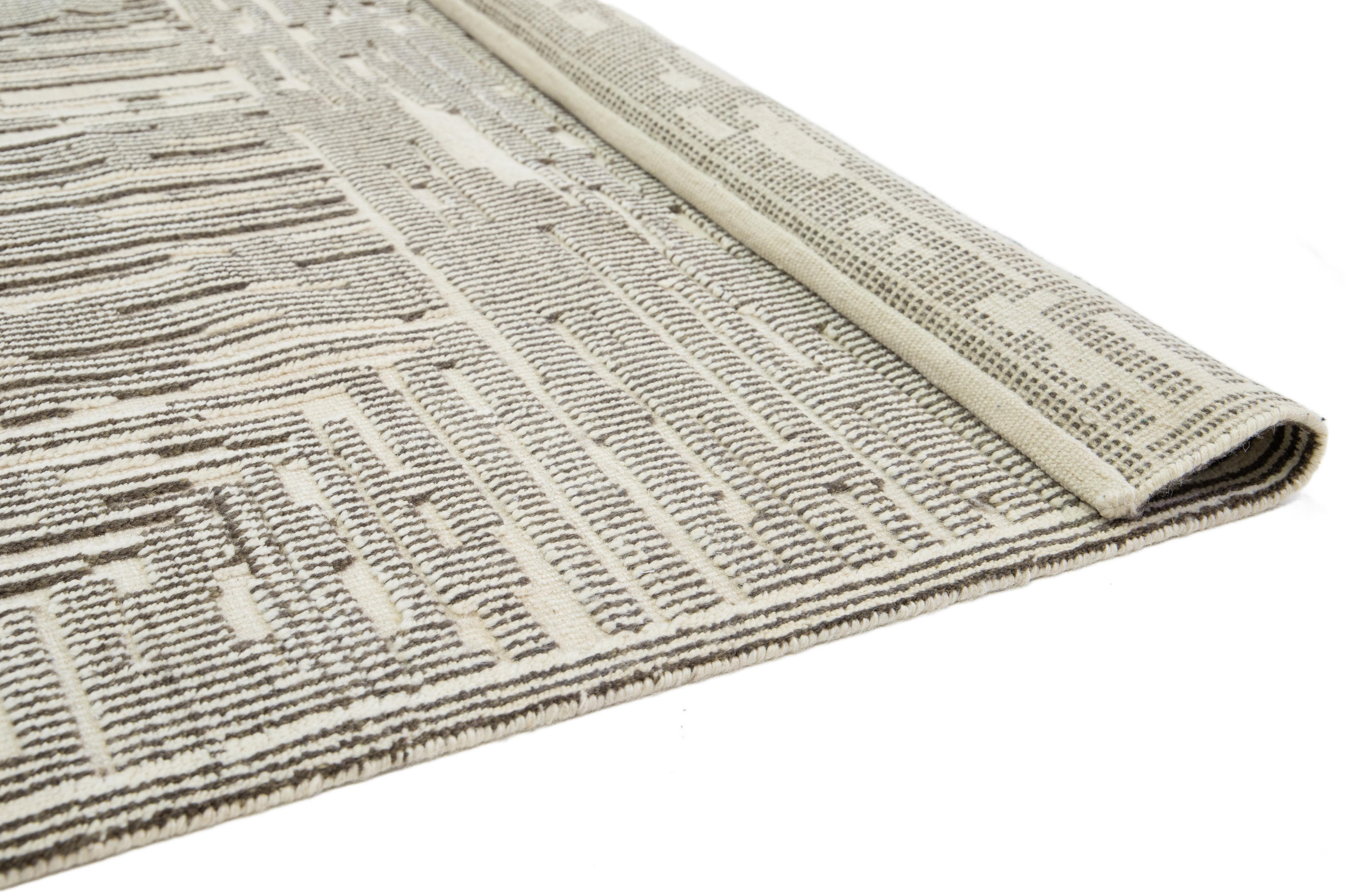 Moderner beiger Wollteppich im marokkanischen Stil in Beige mit abstraktem Design von Apadana im Zustand „Neu“ im Angebot in Norwalk, CT