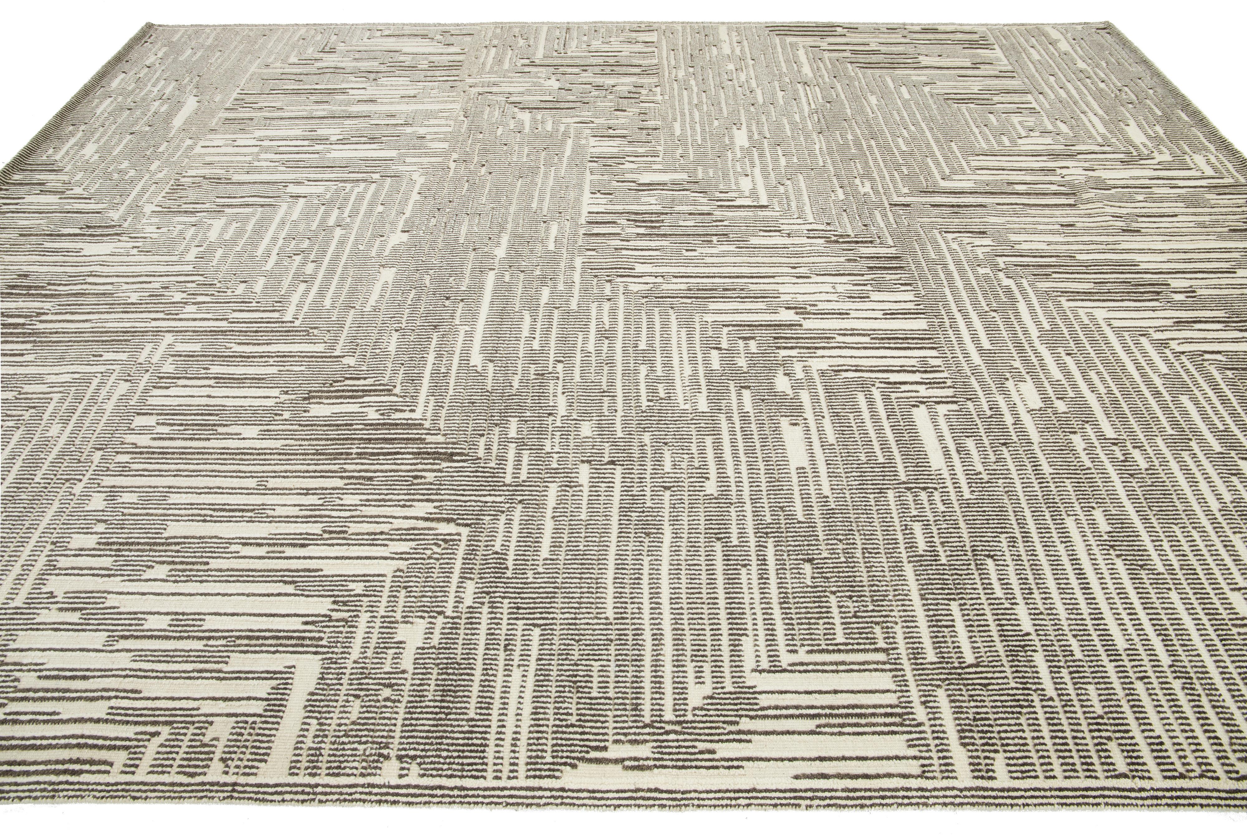 Moderner beiger Wollteppich im marokkanischen Stil in Beige mit abstraktem Design von Apadana (21. Jahrhundert und zeitgenössisch) im Angebot
