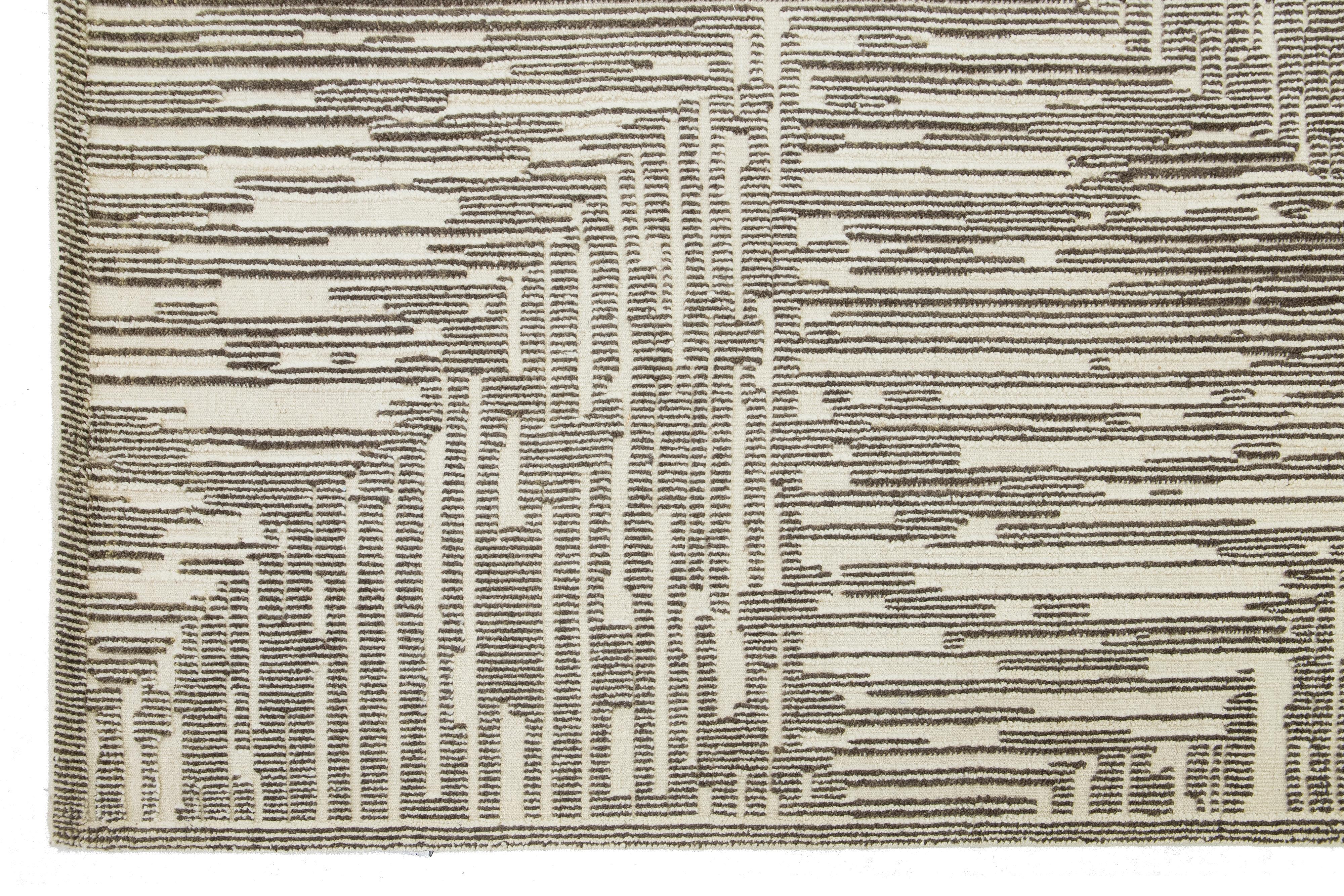 Moderner beiger Wollteppich im marokkanischen Stil in Beige mit abstraktem Design von Apadana (Wolle) im Angebot