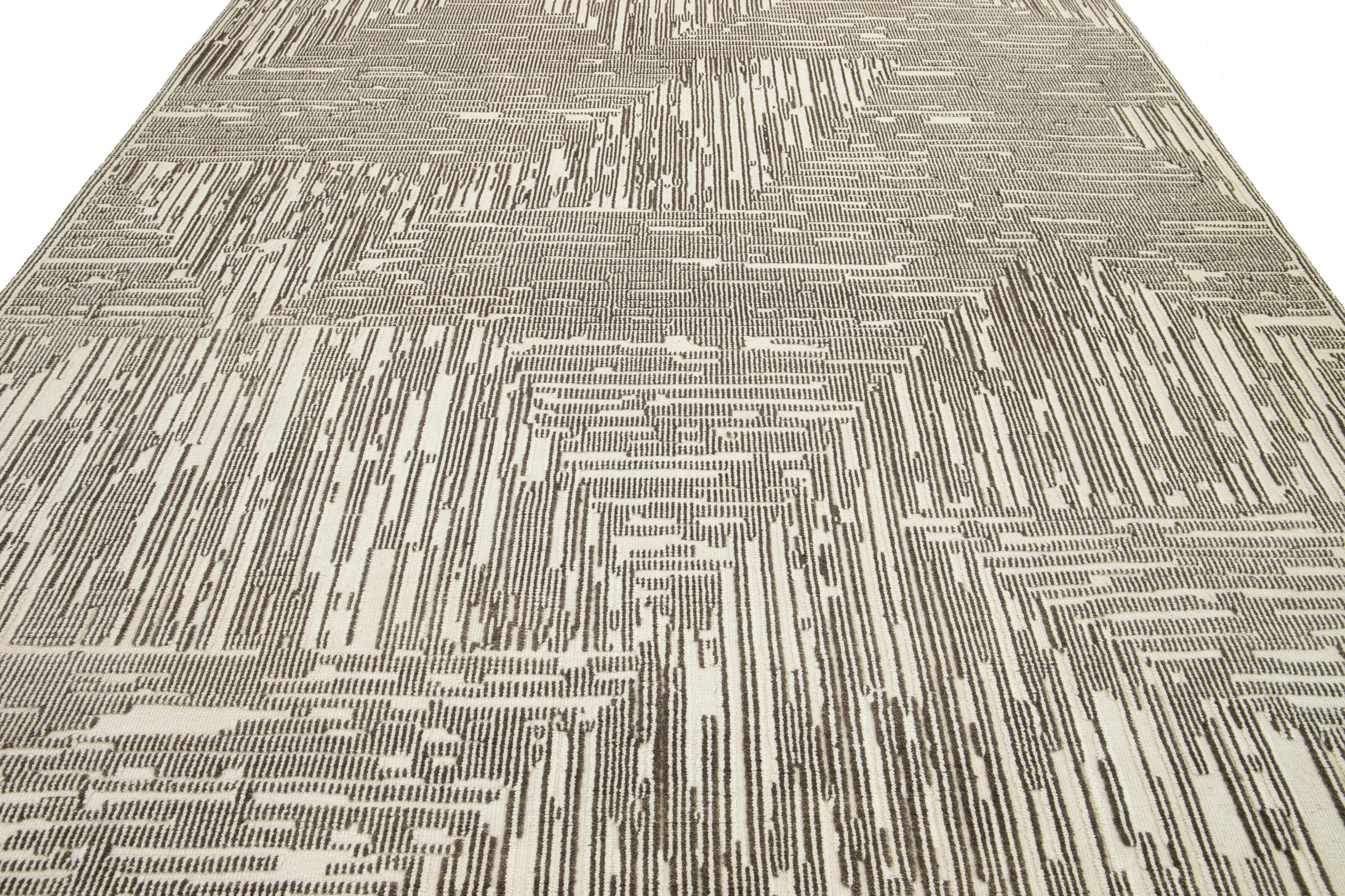 Moderner beiger Wollteppich im marokkanischen Stil in Beige mit abstraktem Design von Apadana im Angebot 1