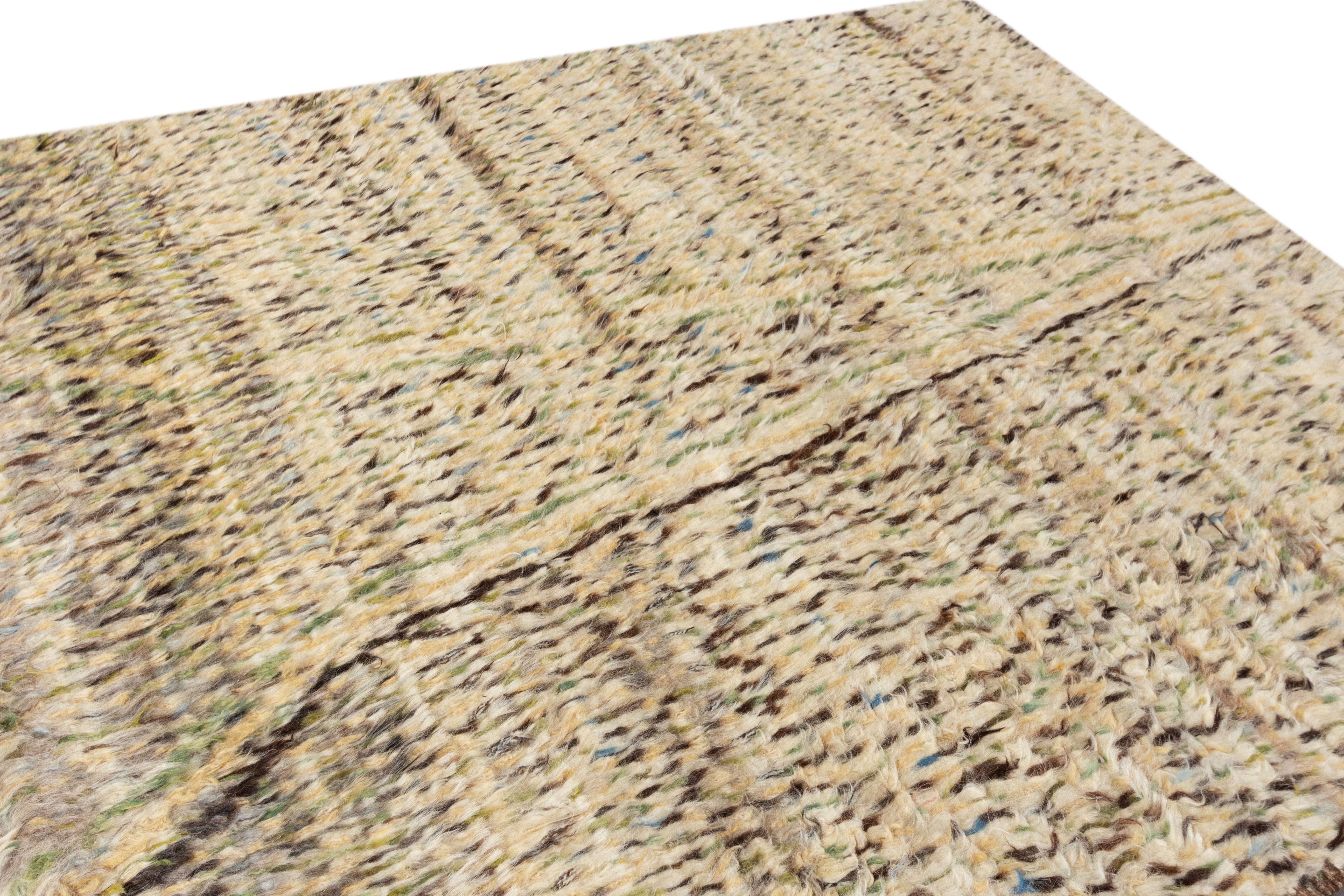 Fabriqué en laine de première qualité, ce tapis de style marocain incarne l'esthétique contemporaine du XXIe siècle, avec un motif abstrait noué à la main. Doté d'un velours somptueux et pelucheux, ce tapis respire le luxe et la sophistication.
Ce