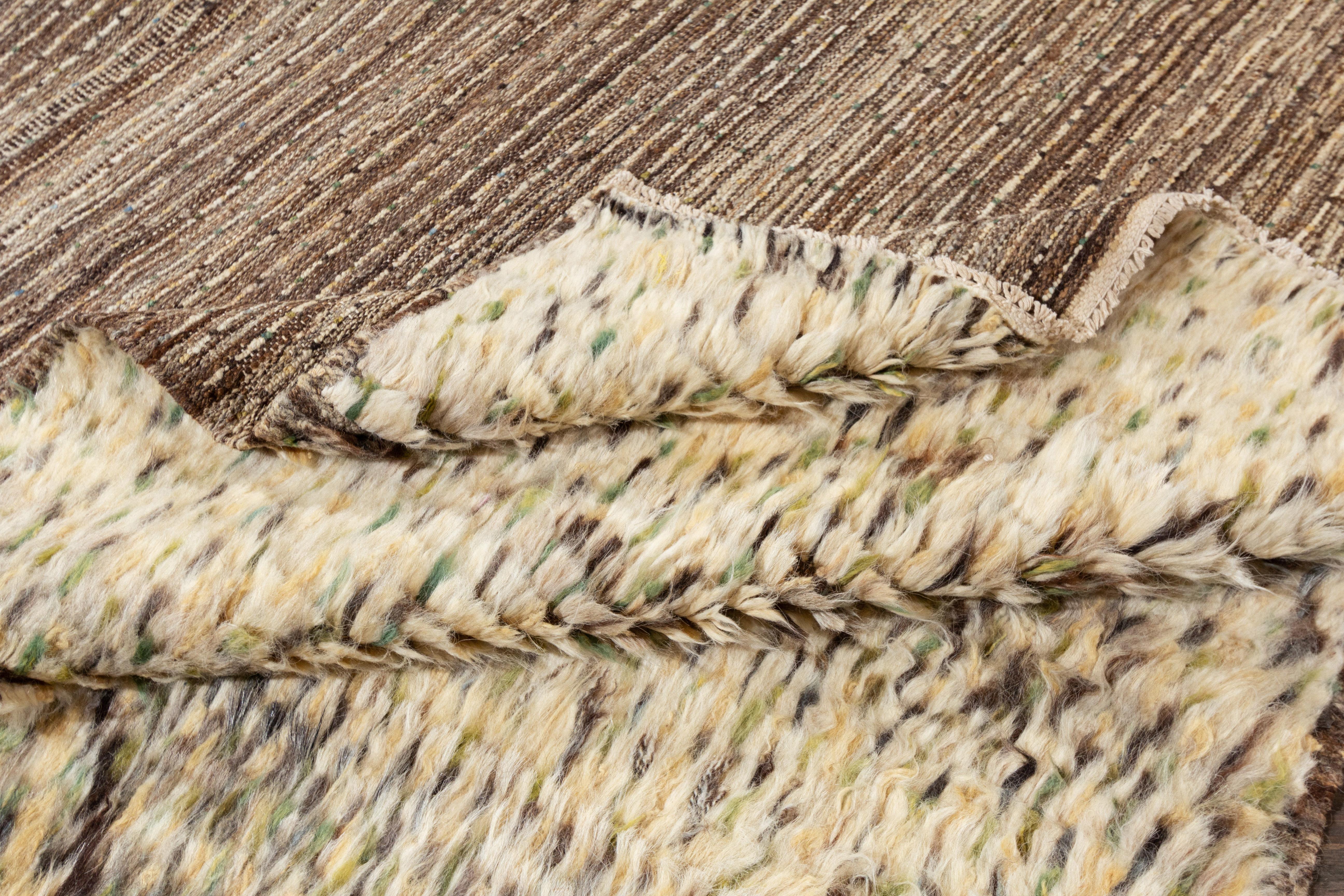 Organique The Modernity Beige Moroccan Style Wool Rug with Allover Design (Tapis de laine beige à motifs variés) en vente