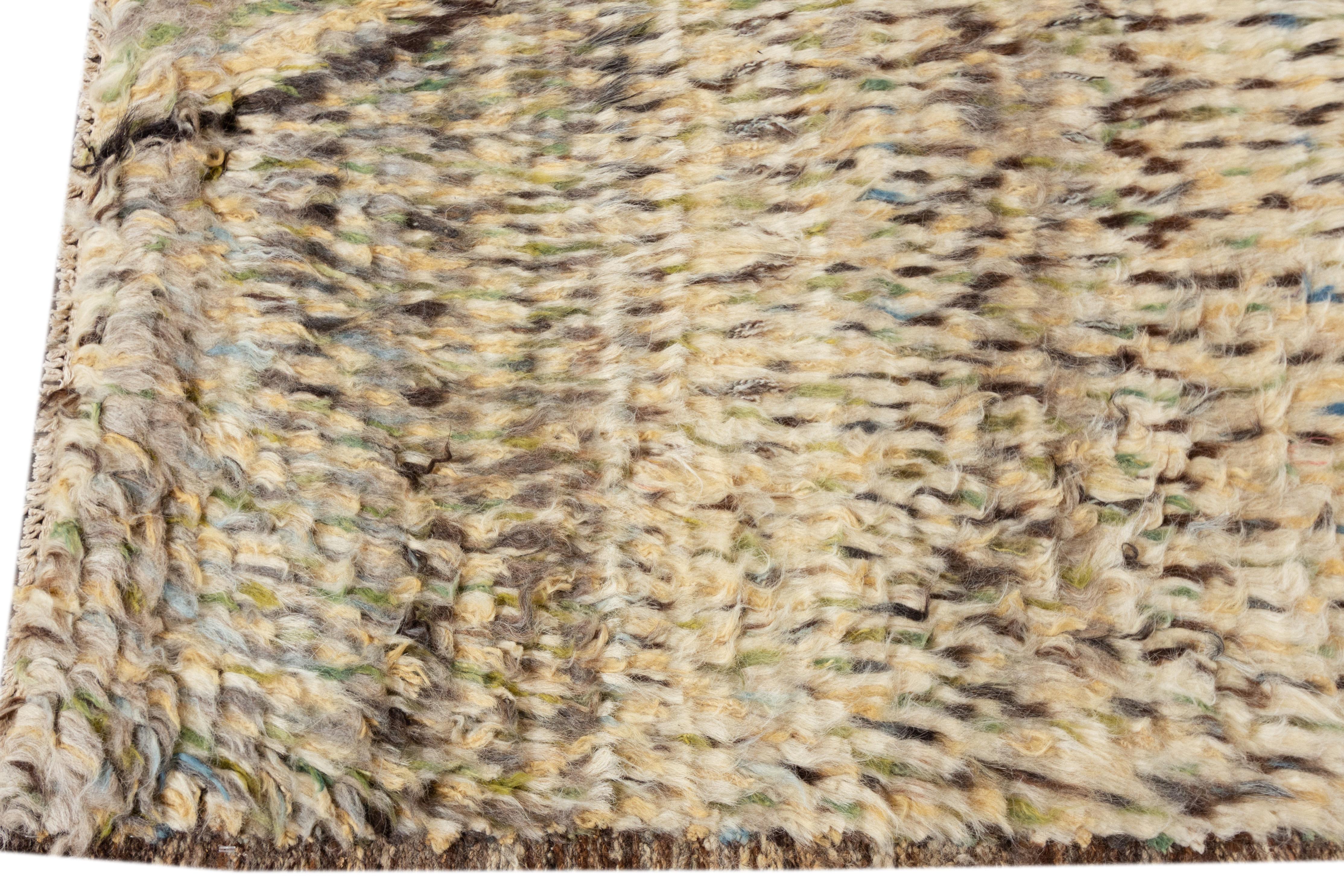 Afghan The Modernity Beige Moroccan Style Wool Rug with Allover Design (Tapis de laine beige à motifs variés) en vente