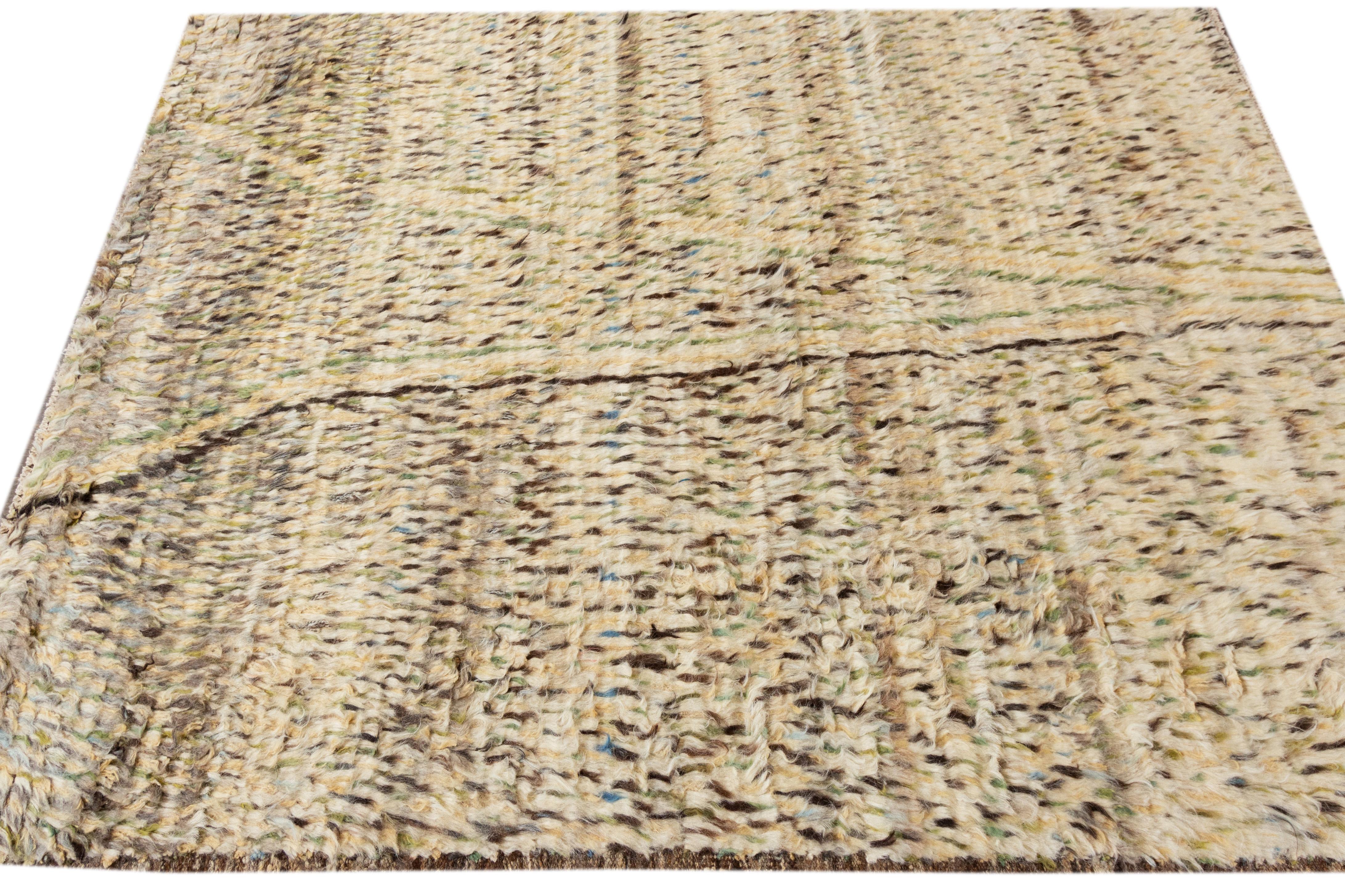 Noué à la main The Modernity Beige Moroccan Style Wool Rug with Allover Design (Tapis de laine beige à motifs variés) en vente