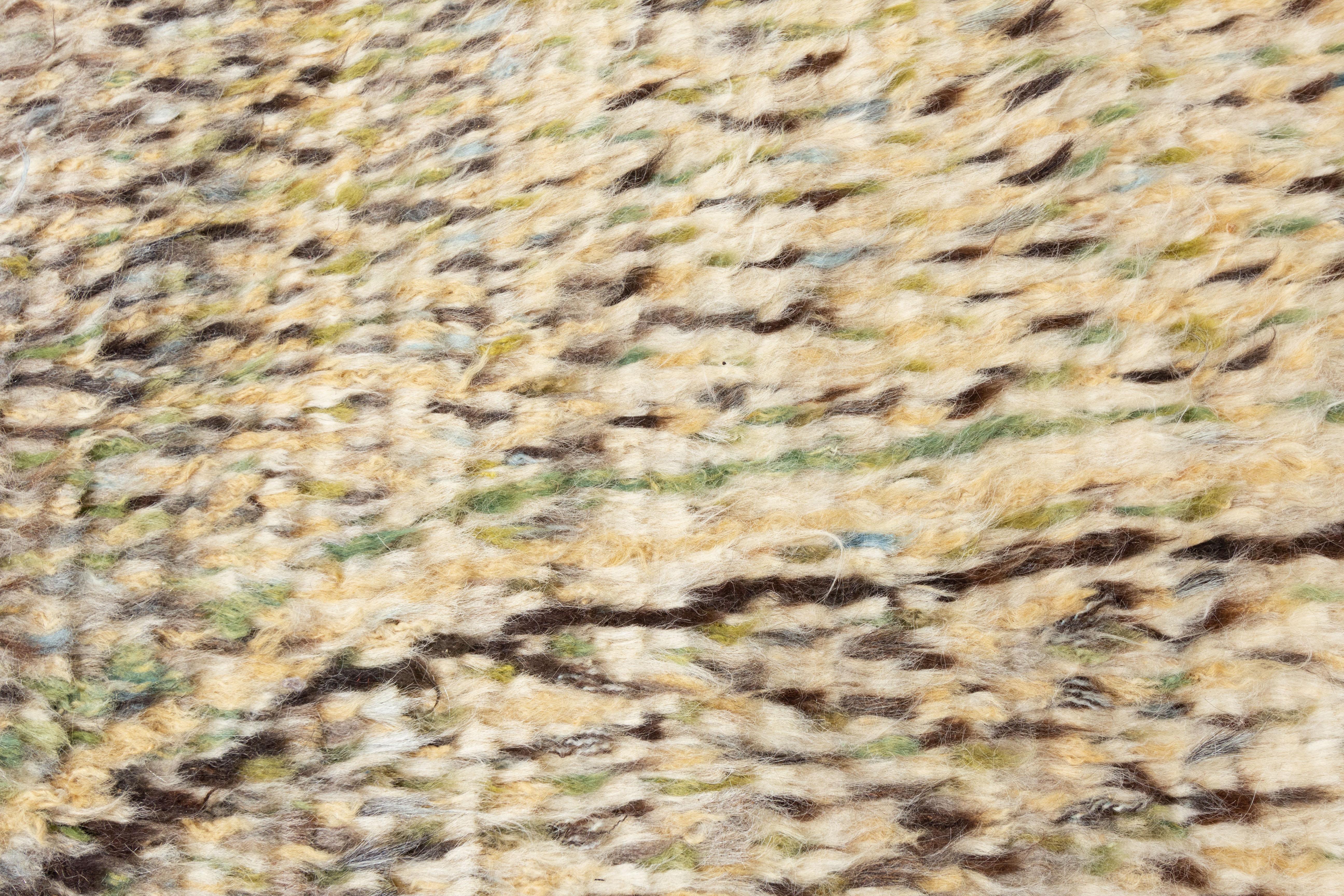 XXIe siècle et contemporain The Modernity Beige Moroccan Style Wool Rug with Allover Design (Tapis de laine beige à motifs variés) en vente