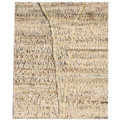 Tappeto moderno in lana beige in stile marocchino con disegno a trifoglio