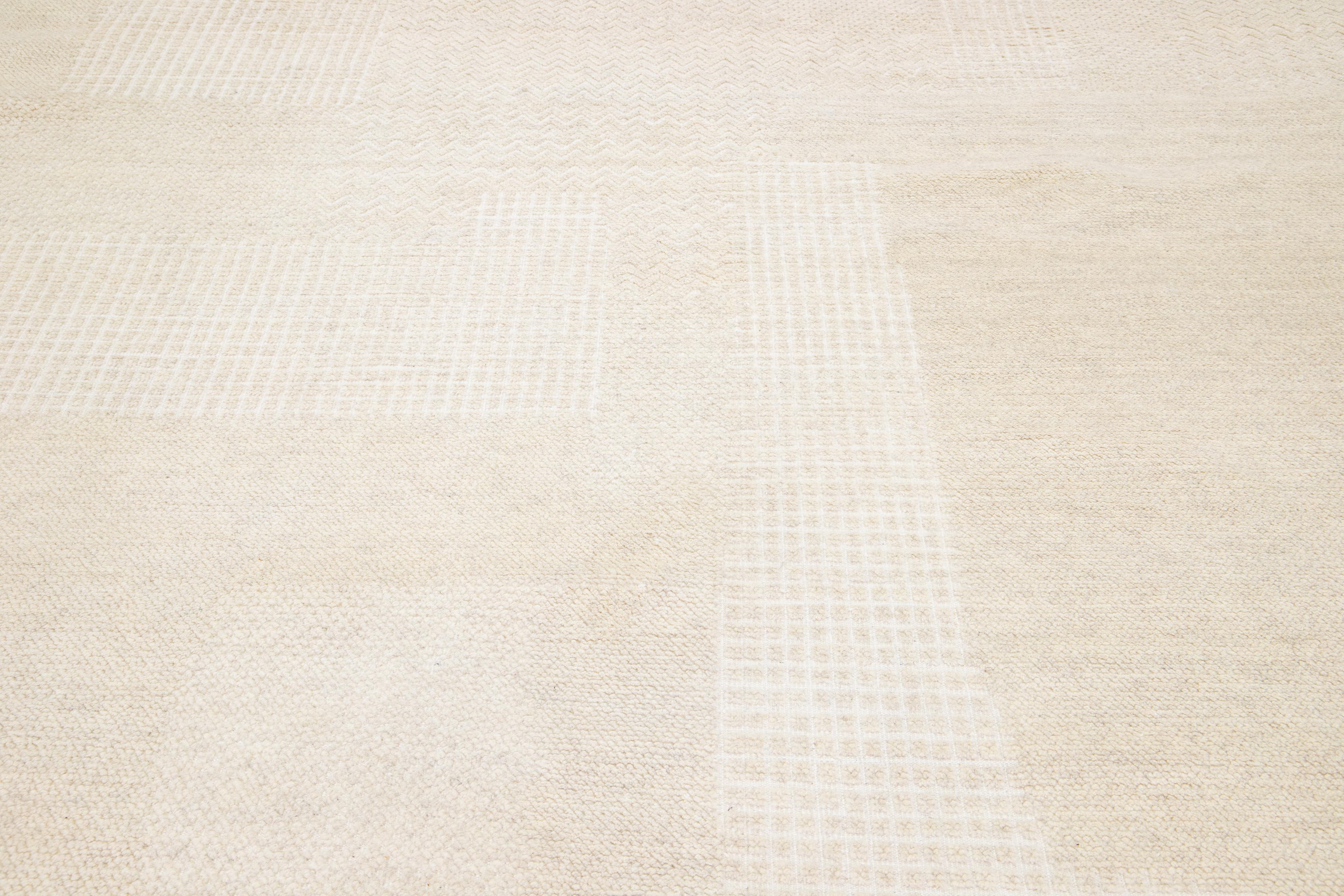 Moderner beigefarbener Wollteppich im marokkanischen Stil mit geometrischem Motiv im Zustand „Neu“ im Angebot in Norwalk, CT