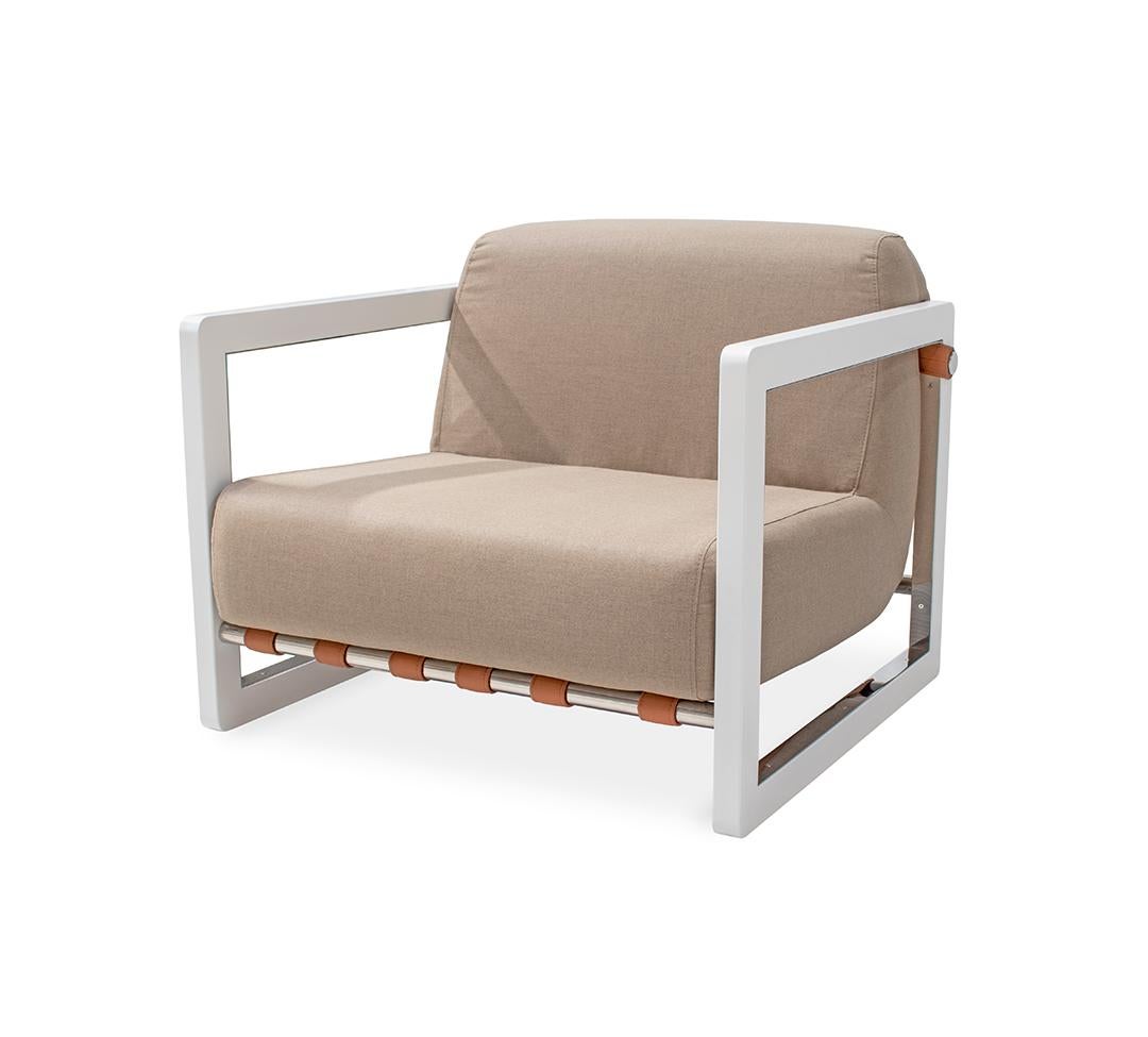 Saccu, Outdoor-Sessel.

Moderner Sessel für den Außenbereich mit Struktur: weiß matt lackiertes Aluminium und Edelstahl, Details: vernickelt, Polsterung: wasserfestes Sunbrella-Acrylgewebe, Riemen aus hochwertigem Outdoor-Leder.

Mit der