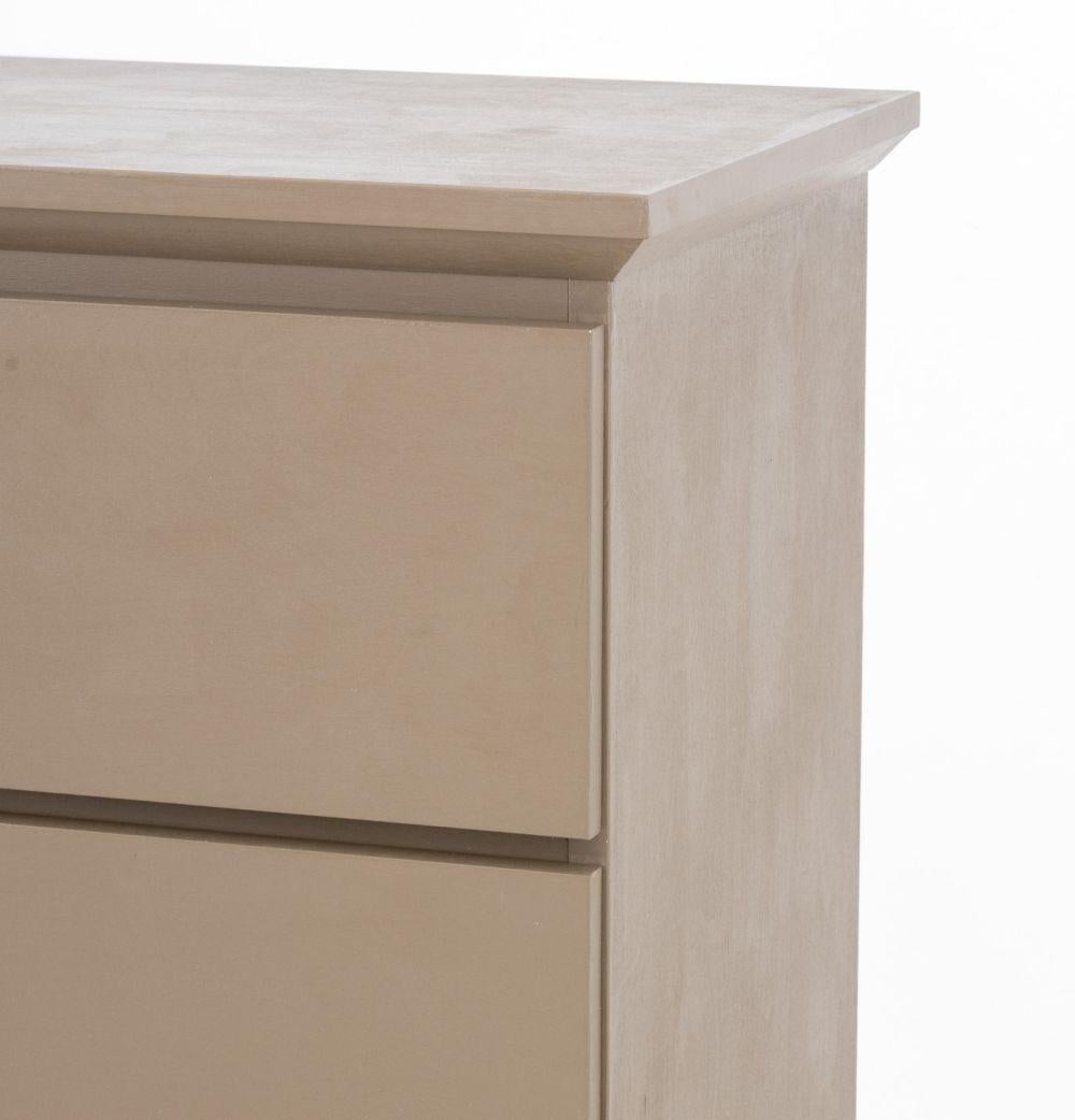 Cassettone moderno in legno verniciato beige a cinque cassetti, non marcato. 51