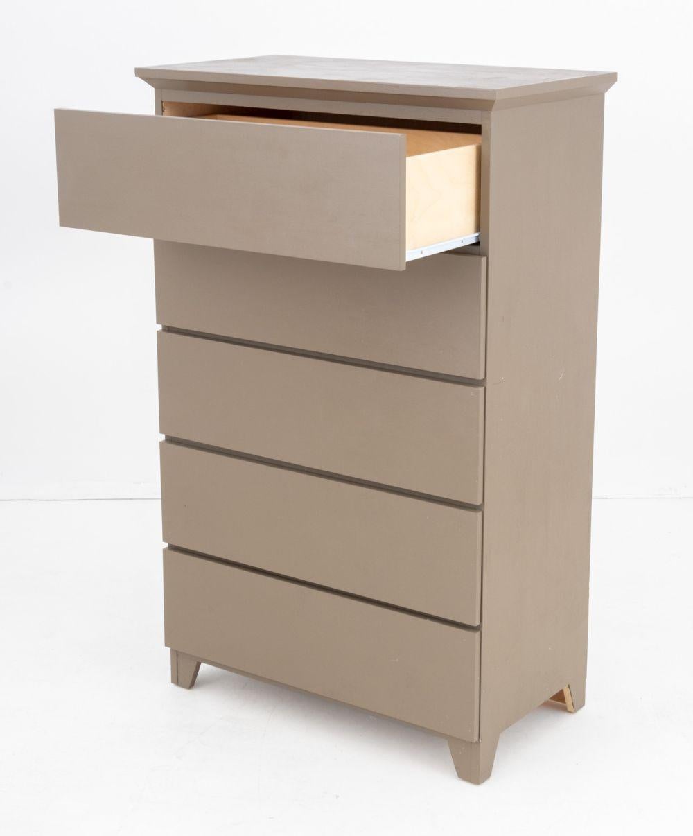 Moderno Cassettiera moderna in legno verniciato beige in vendita