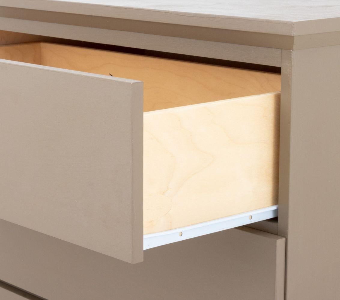 Dipinto Cassettiera moderna in legno verniciato beige in vendita