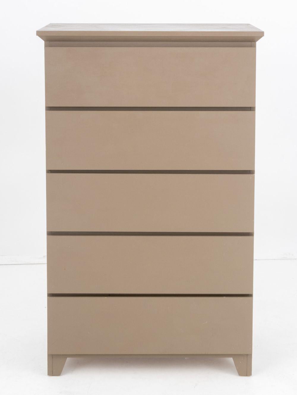 Cassettiera moderna in legno verniciato beige In condizioni buone in vendita a Astoria, NY