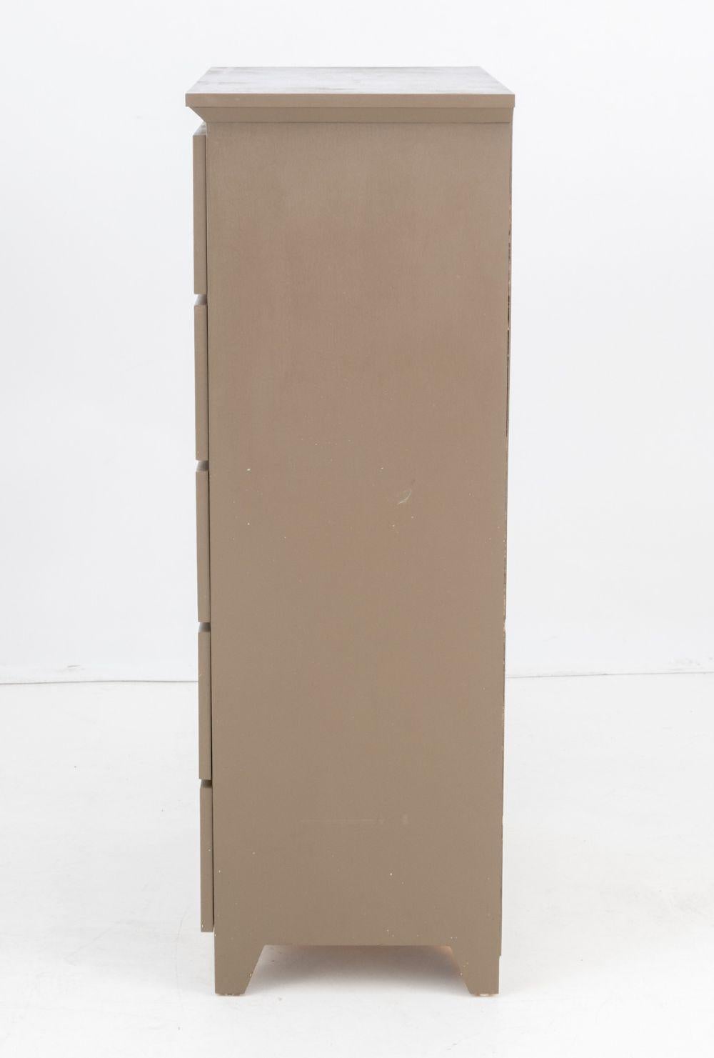 XXI secolo e contemporaneo Cassettiera moderna in legno verniciato beige in vendita