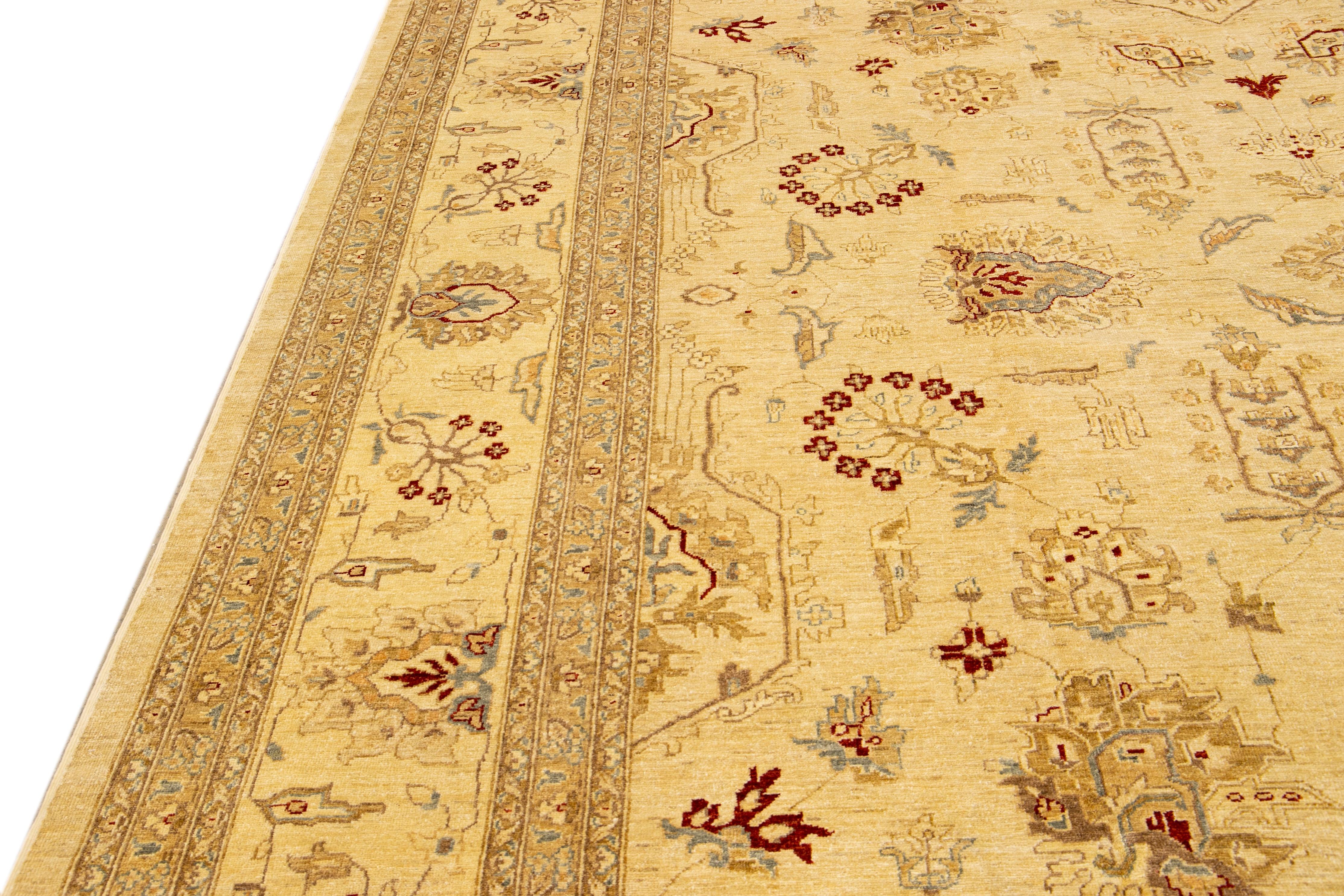 Laine Tapis moderne en laine beige Peshawar fait à la main à motif de palmettes surdimensionné en vente