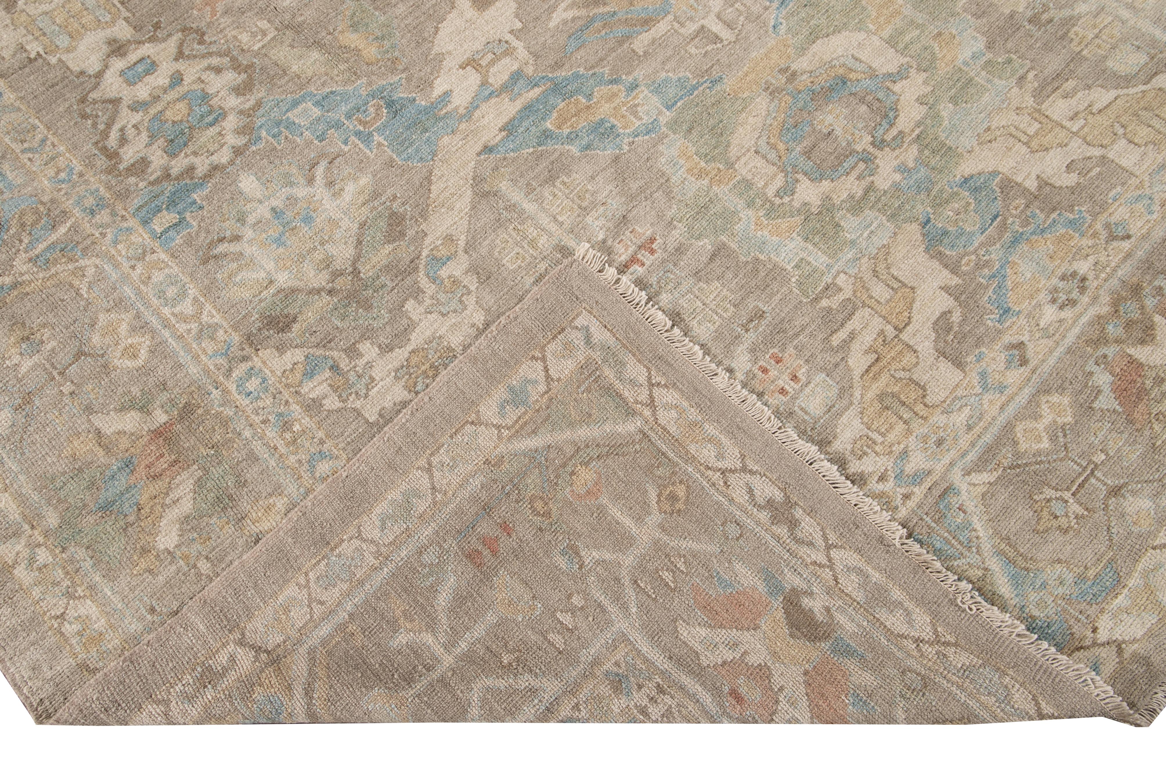 Schöner moderner, handgeknüpfter Sultanabad Wollteppich mit beigem Feld. Dieser Sultanabad-Teppich hat einen blauen, braunen und elfenbeinfarbenen Akzent in einem wunderschönen, floralen Medaillon-Design.

Dieser Teppich misst: 9'2