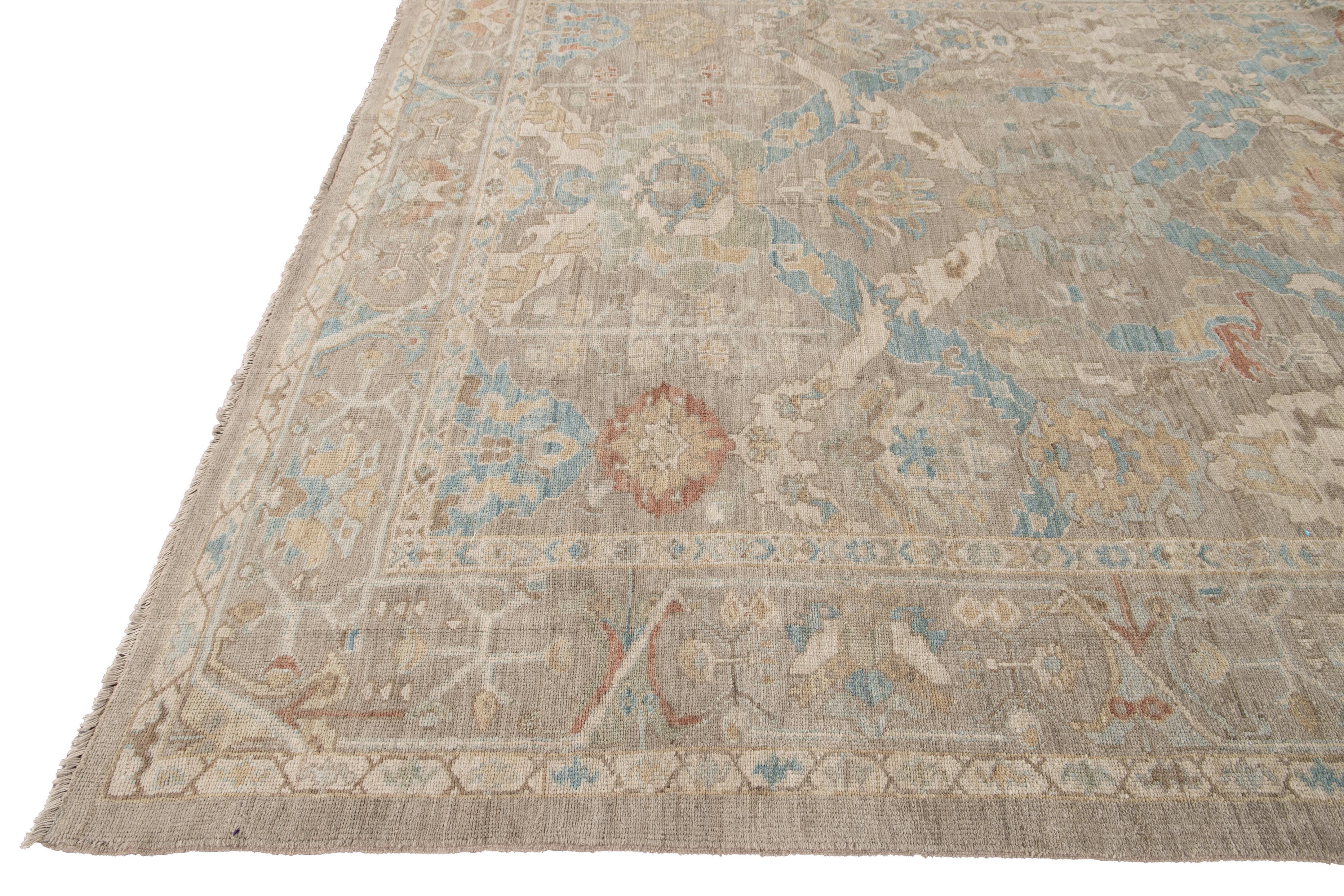 Moderner moderner beiger handgefertigter Sultanabad-Wollteppich mit Blumenmuster (Handgeknüpft) im Angebot