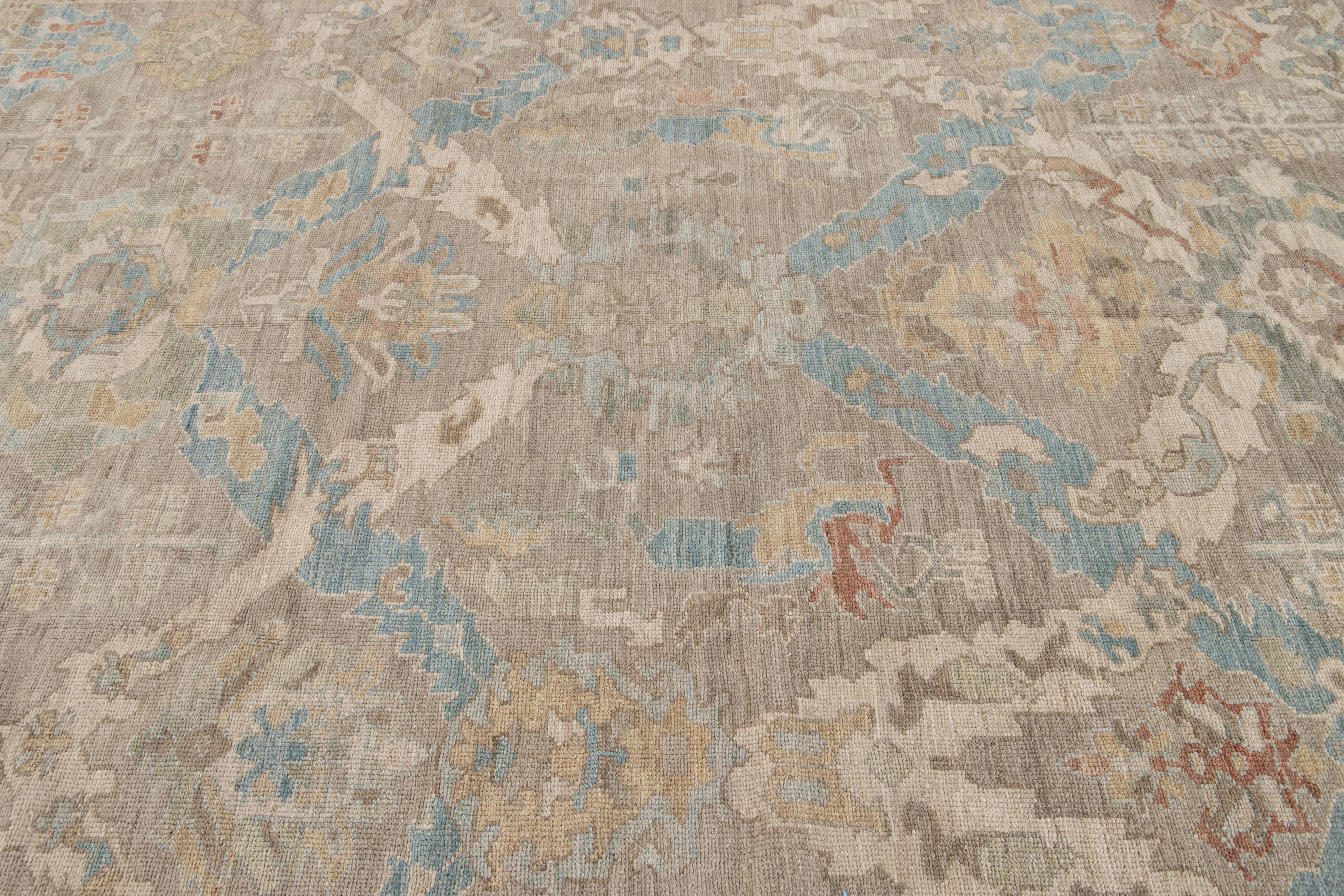 Moderner moderner beiger handgefertigter Sultanabad-Wollteppich mit Blumenmuster im Angebot 1