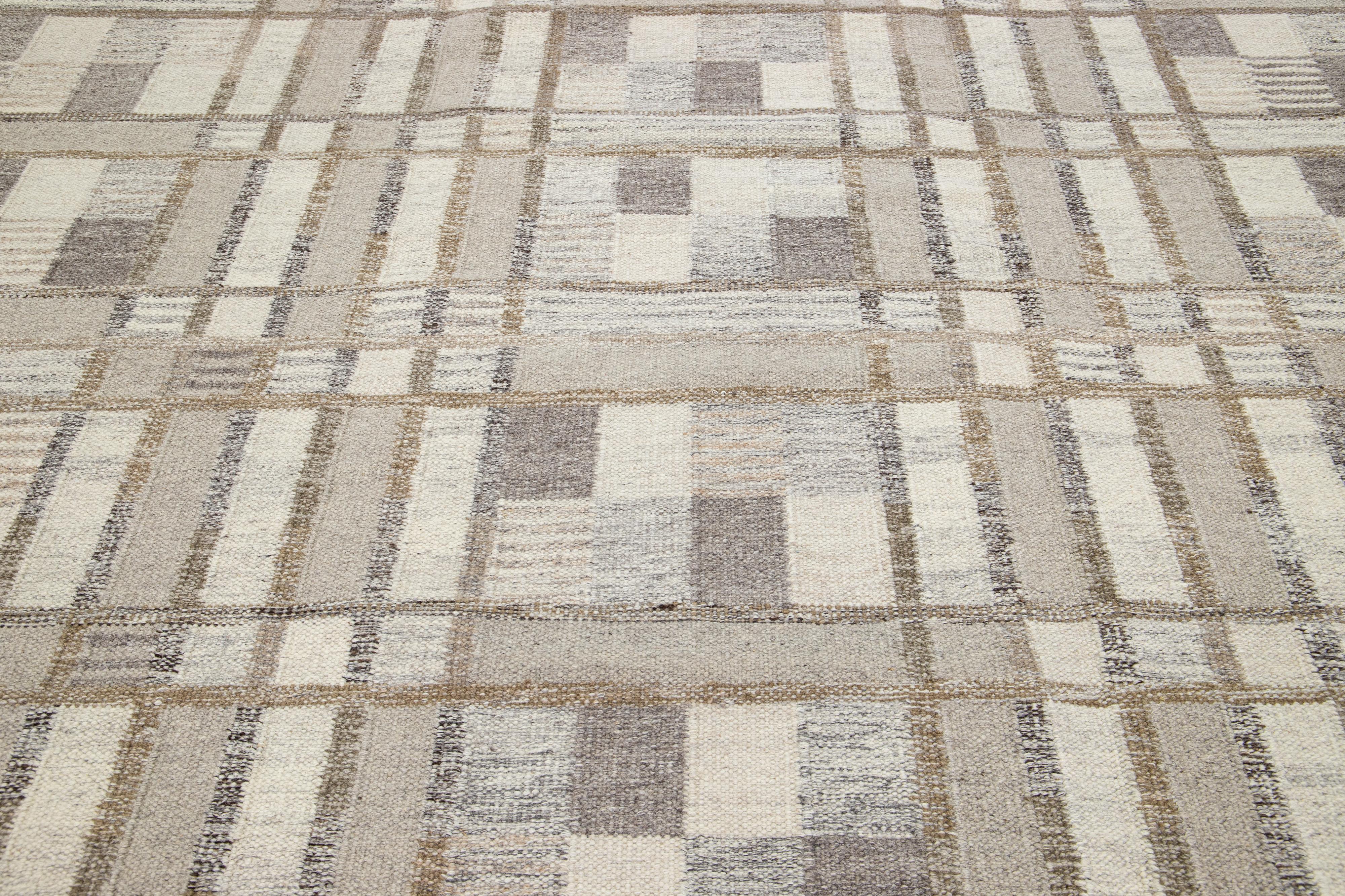 Modern Beige Swedish Style Wool Rug Handmade With Geometric Pattern In New Condition For Sale In Norwalk, CT
