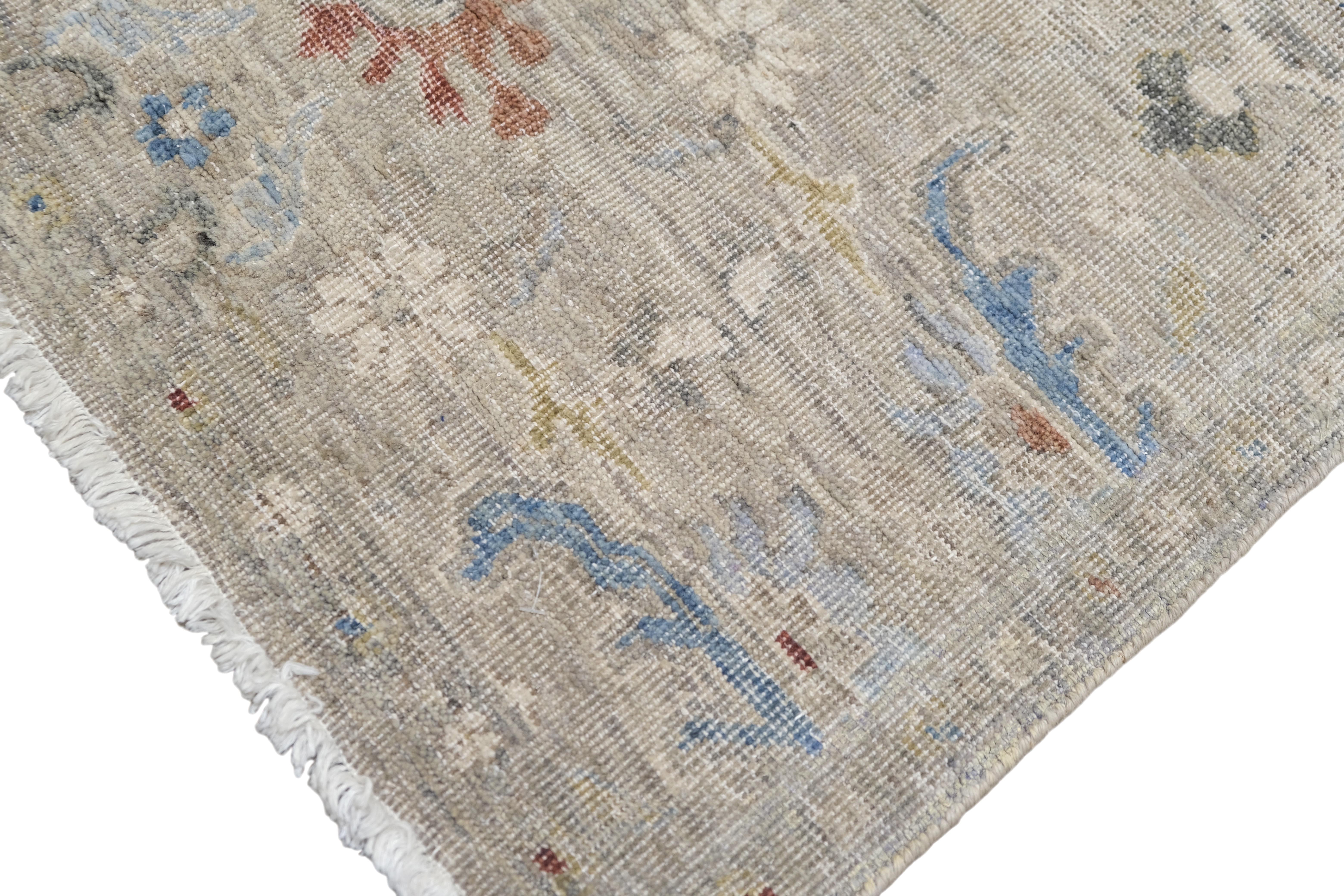 Questo squisito runner in lana annodato a mano riflette la bellezza del design tradizionale dei tappeti, mostrando la finezza e la raffinatezza dei classici motivi floreali di ispirazione persiana. Le sfumature di taupe, blu, beige, arancione