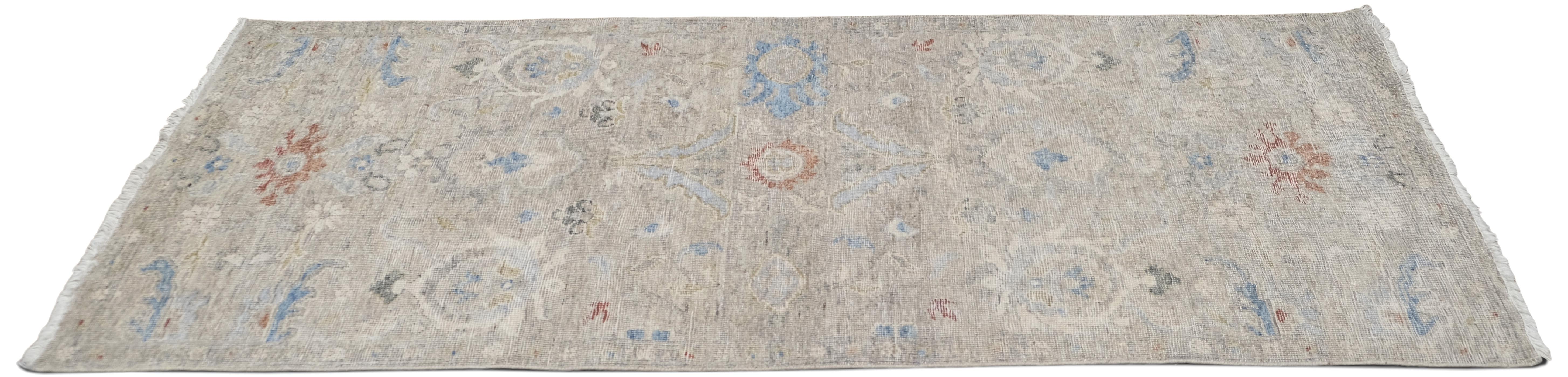 Asiatico Runner in lana moderno beige con disegni floreali blu e arancione bruciato 2'4''x6' in vendita