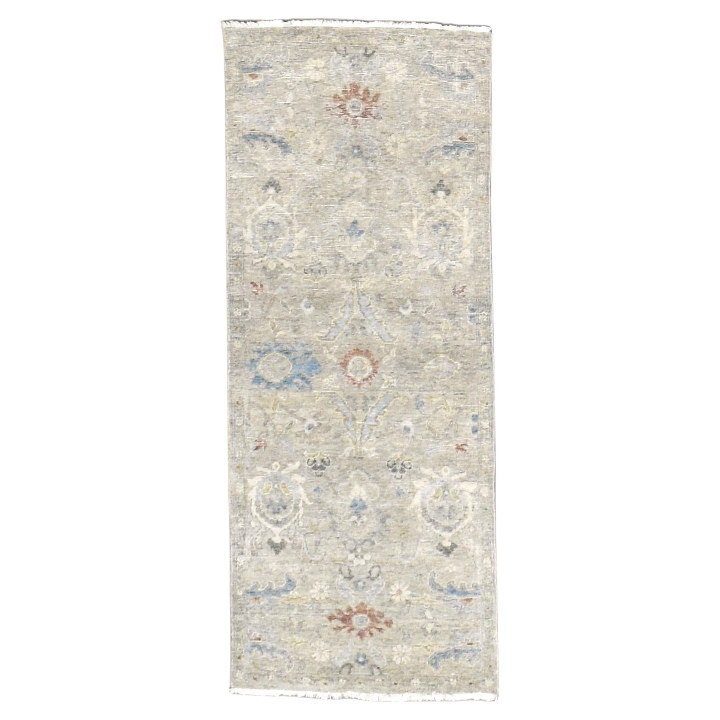Runner in lana moderno beige con disegni floreali blu e arancione bruciato 2
4

x6
 in vendita