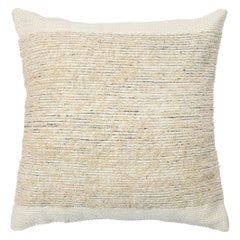 Cojín moderno de lana y algodón beige con estampado chic de rayas