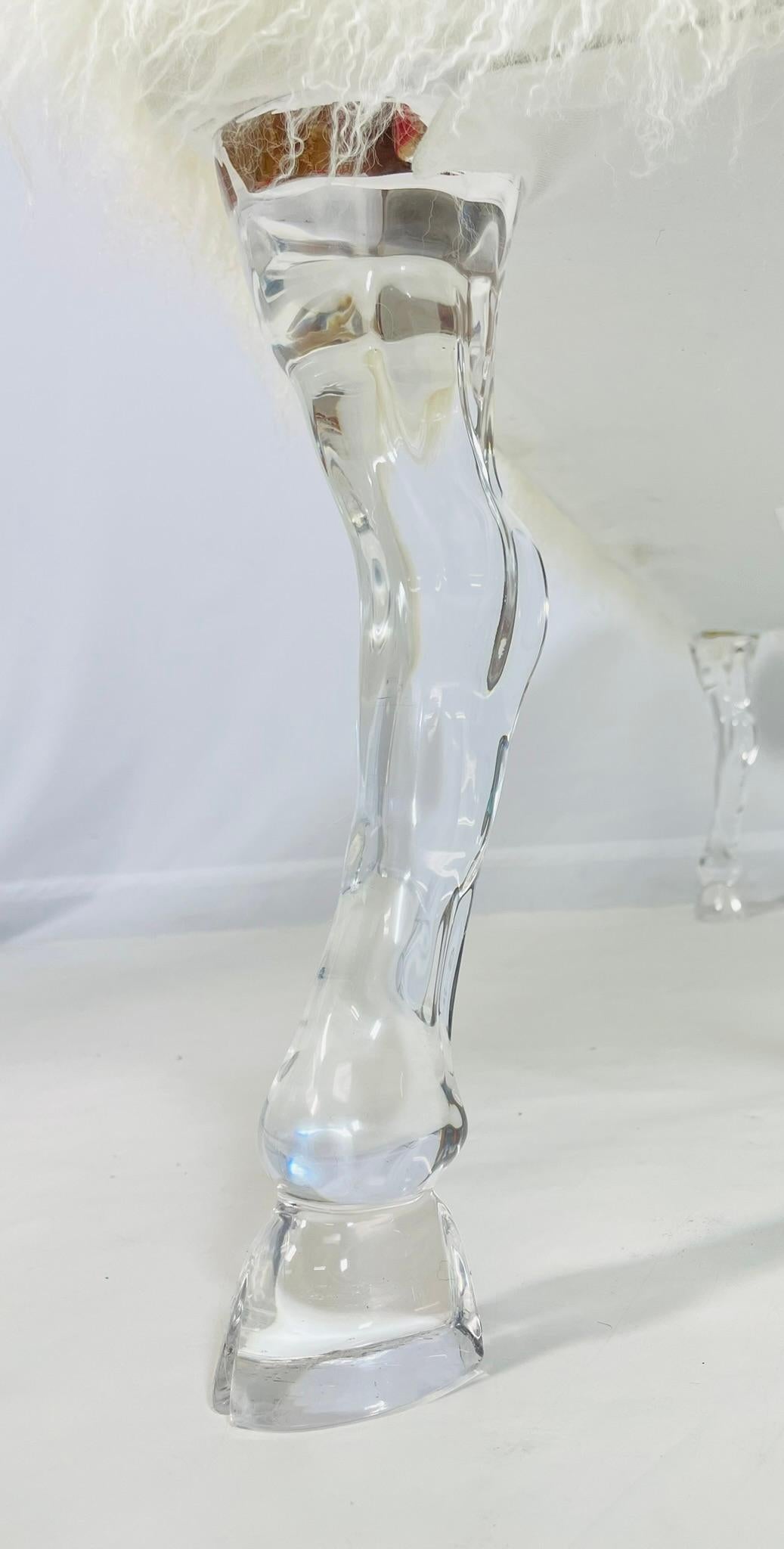 Panchina moderna con gambe scanalate in lucite e rivestimento in pelliccia mongola in vendita 2