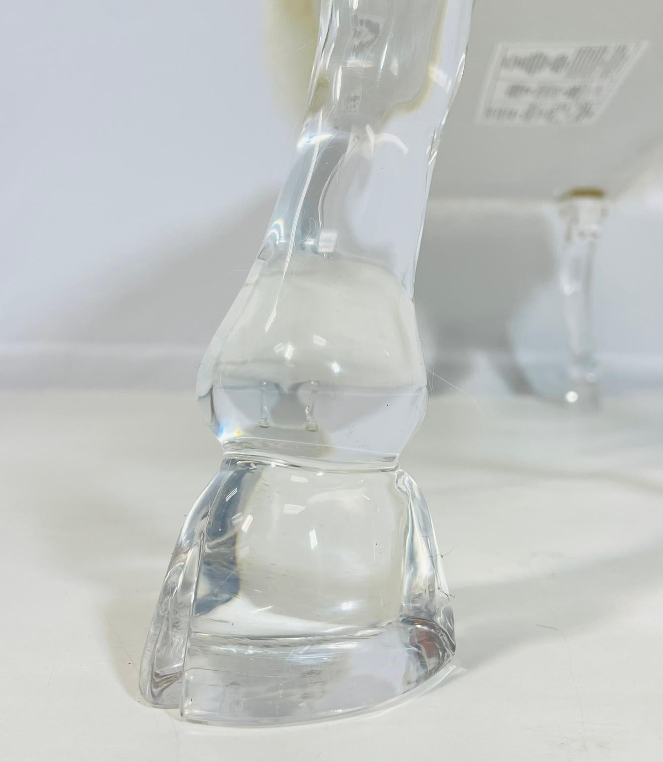 Panchina moderna con gambe scanalate in lucite e rivestimento in pelliccia mongola in vendita 5